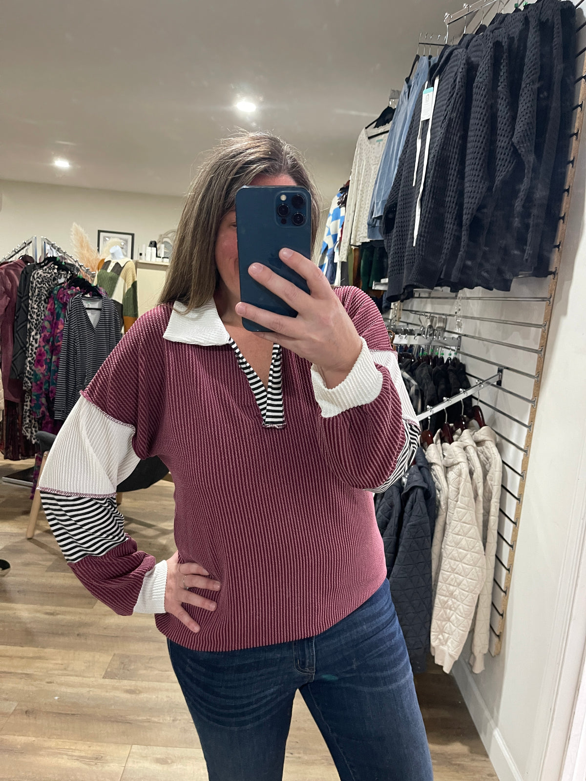 BURGUNDY RAISED RIBBED V NECK CONTAST SLEEVE KNIT TOP