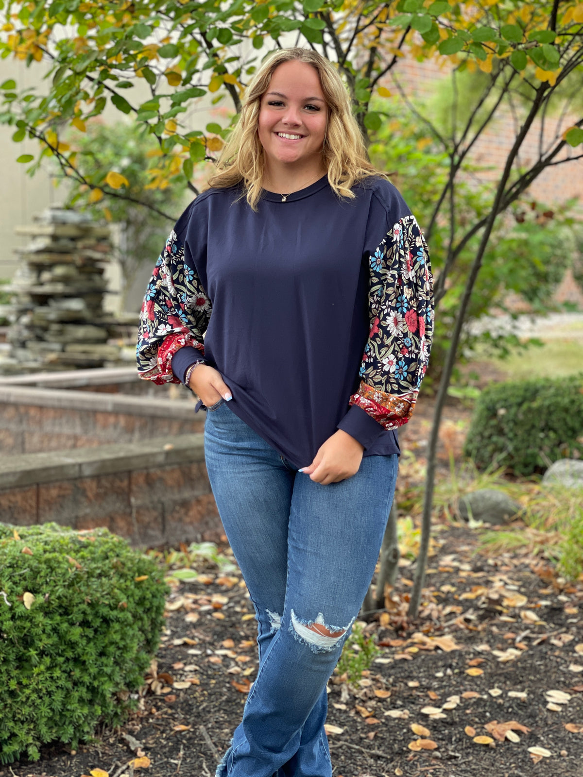 NAVY COTTON TOP W/ FLORAL CONTRAST SLEEVES