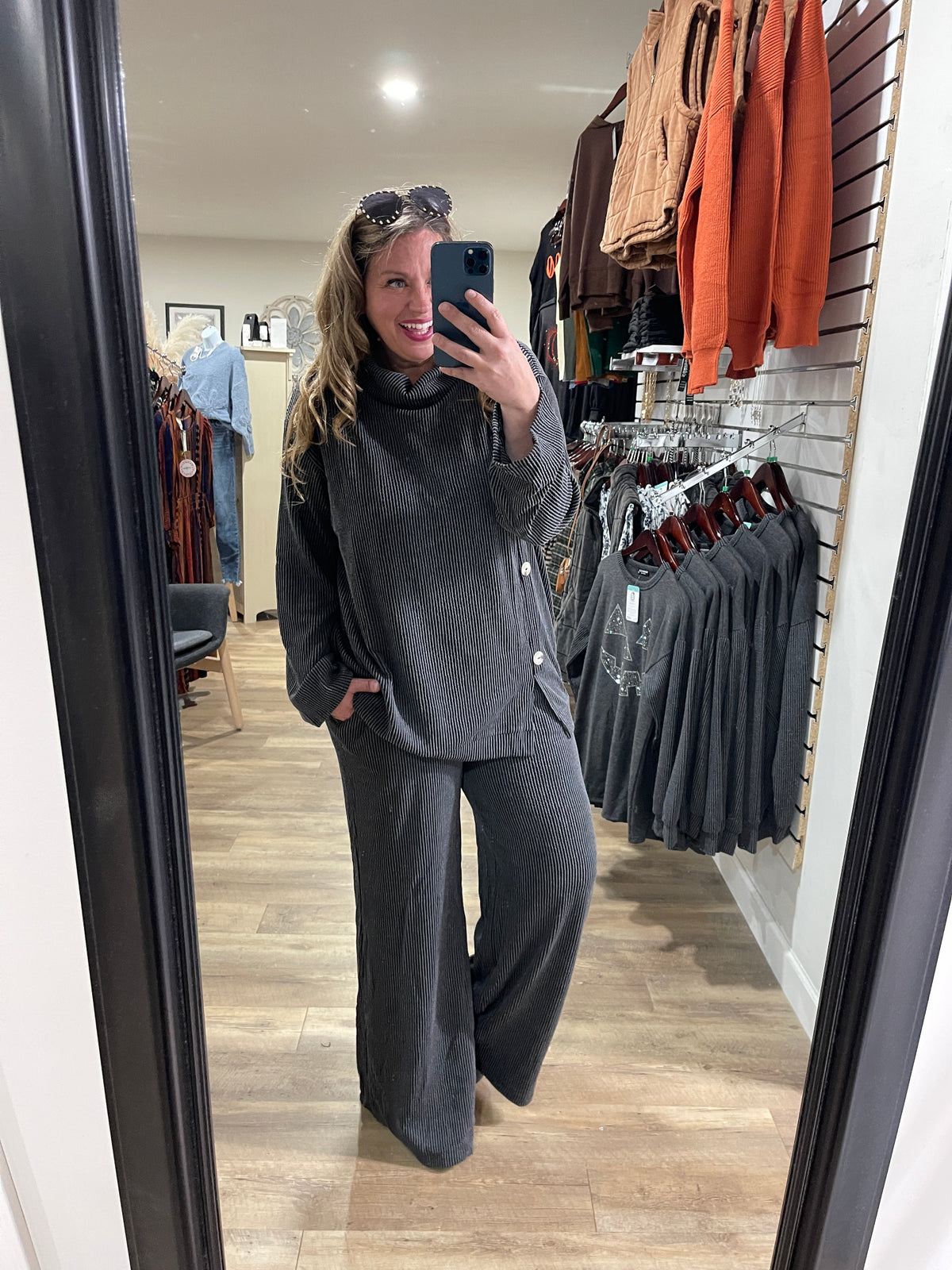 DEAR SCARLETT LAVISH RAISED RIBBED BUTTON TRIM SET - BLACK