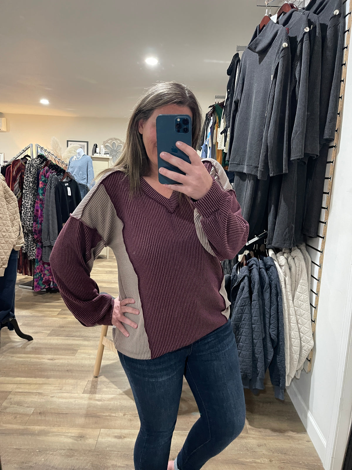 BURGUNDY/MOCHA COLORBLOCK RAISED RIBBED V NECK TOP