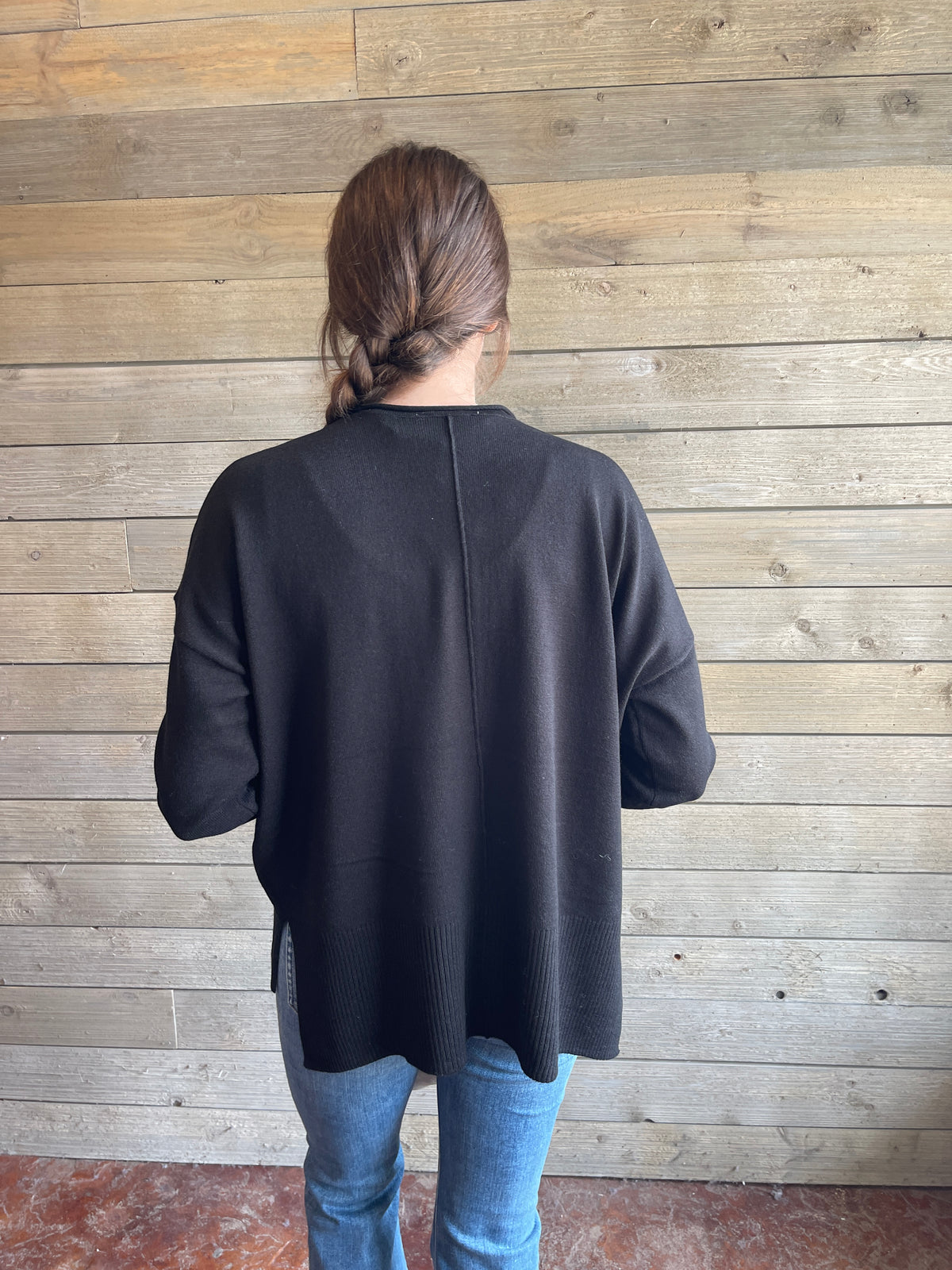 BLACK CREW NECK LOOSE FIT CENTER SEAM LIGHT WEIGHT SWEATER
