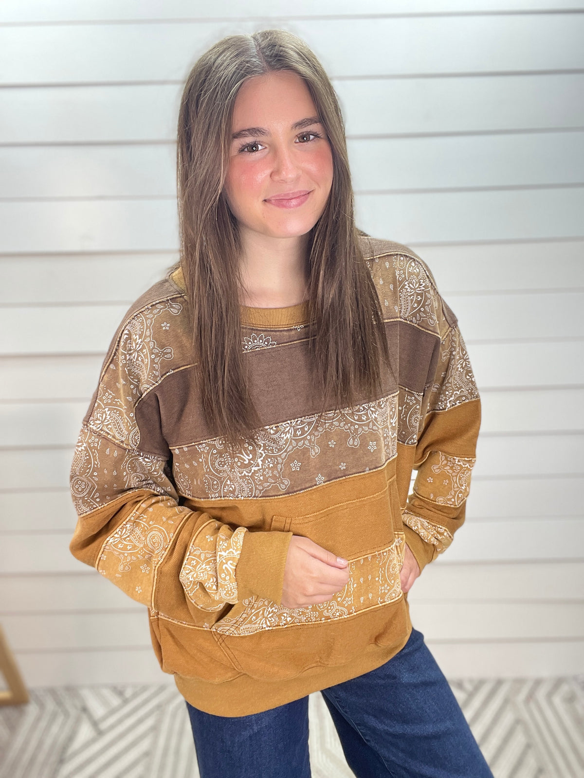 MOCHA PAISELY CONTRAST PULLOVER W/ KANGAROO POCKET