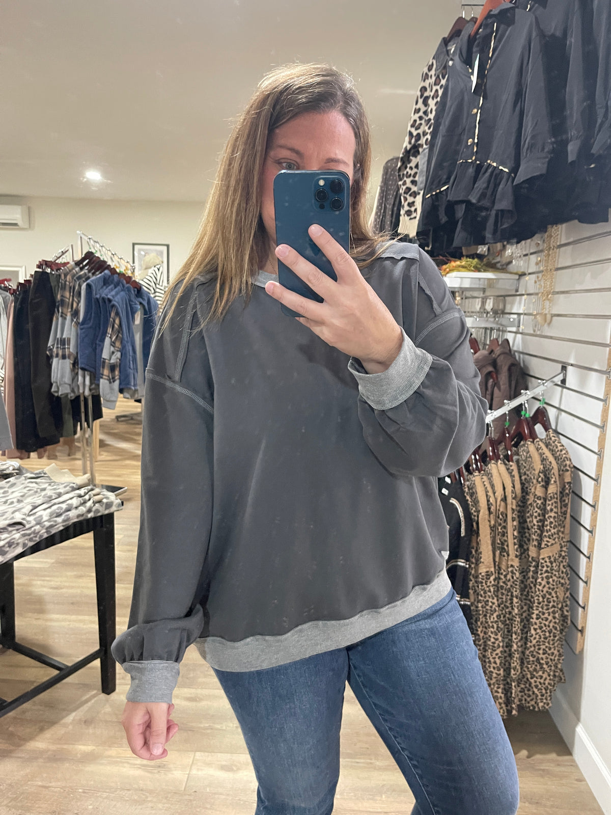 CHARCOAL EXPOSED SEAMS KNIT TOP