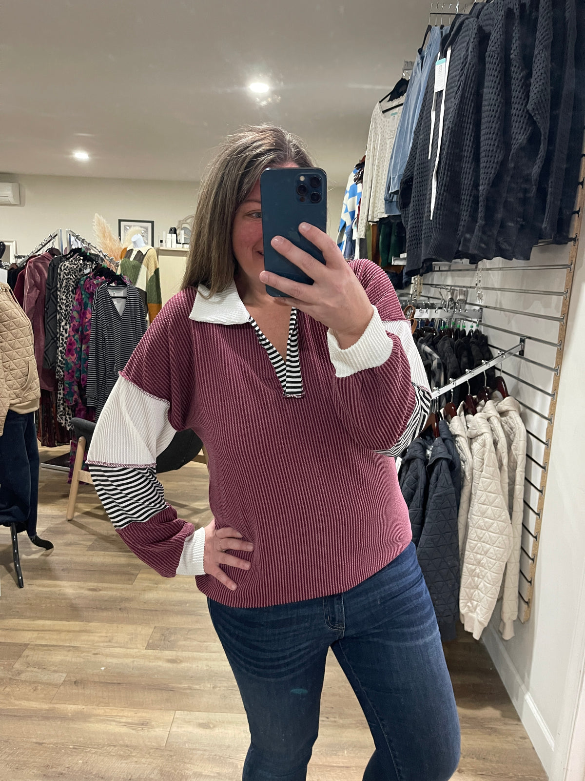 BURGUNDY RAISED RIBBED V NECK CONTAST SLEEVE KNIT TOP