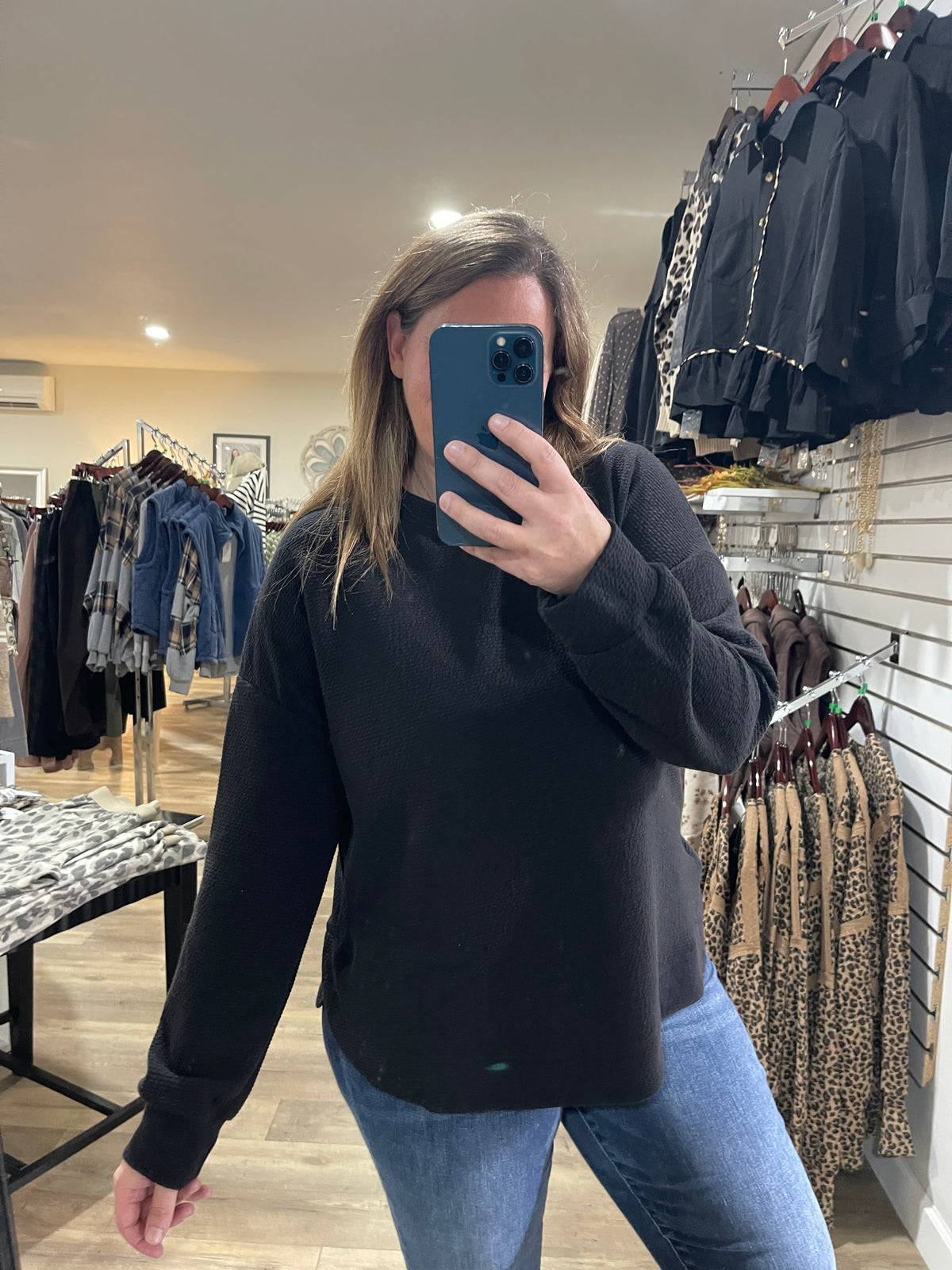 BLACK CLOUD FABRIC CURVED HEM KNIT TOP