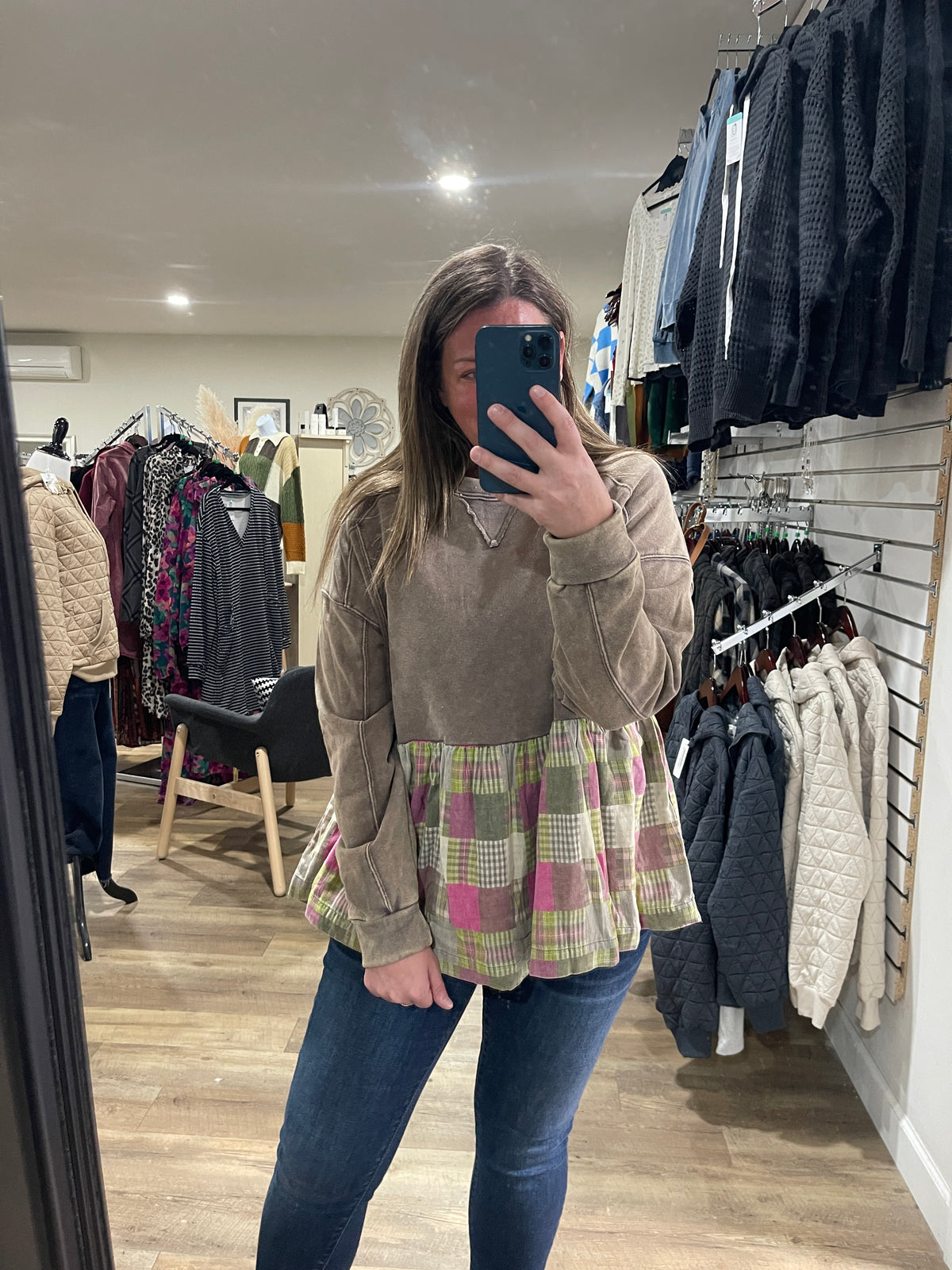 TAUPE/ PLAID OVERSIZED RUFFLE BOTTOM PULLOVER