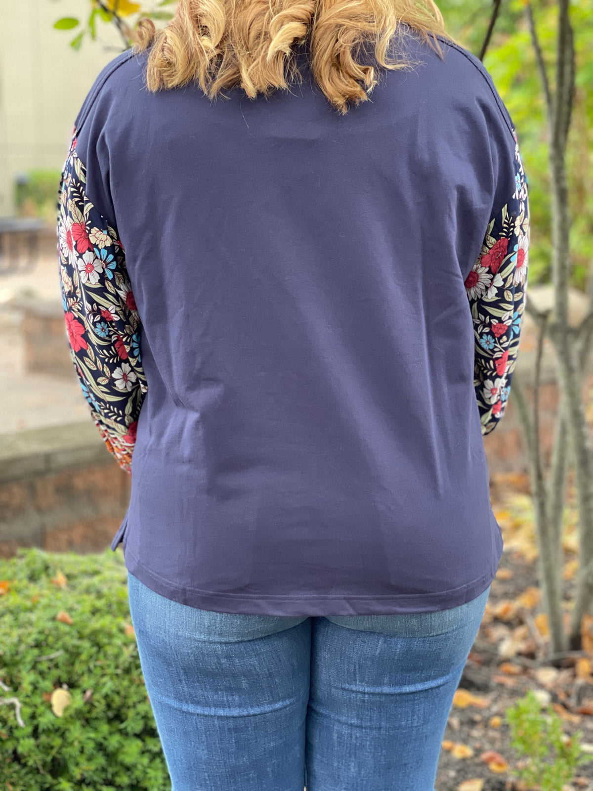 NAVY COTTON TOP W/ FLORAL CONTRAST SLEEVES