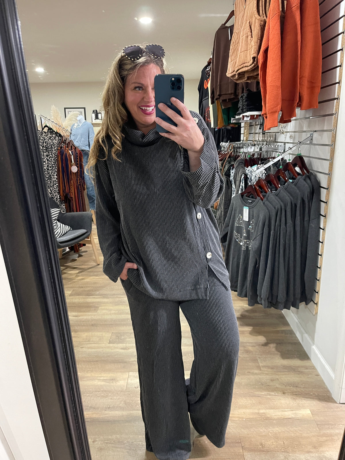 DEAR SCARLETT LAVISH RAISED RIBBED BUTTON TRIM SET - BLACK