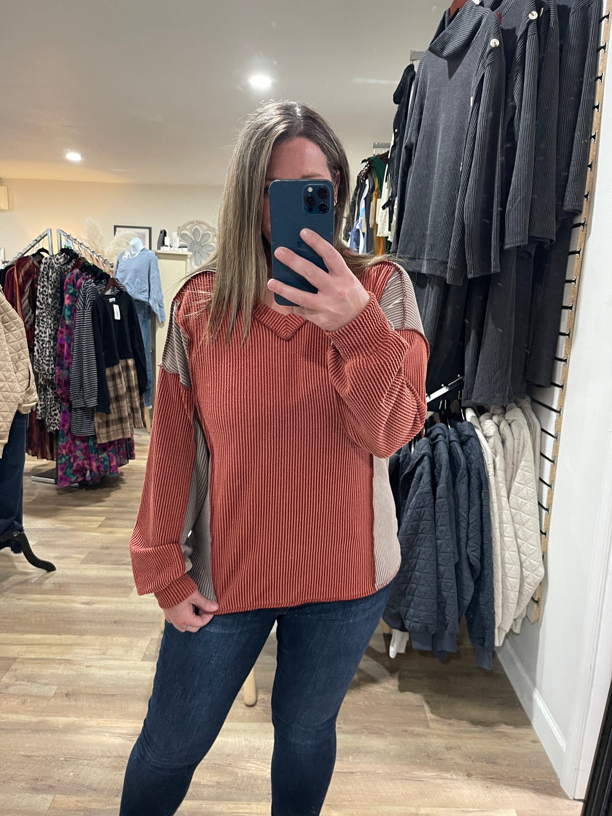 RUST/MOCHA COLORBLOCK RAISED RIBBED KNIT TOP