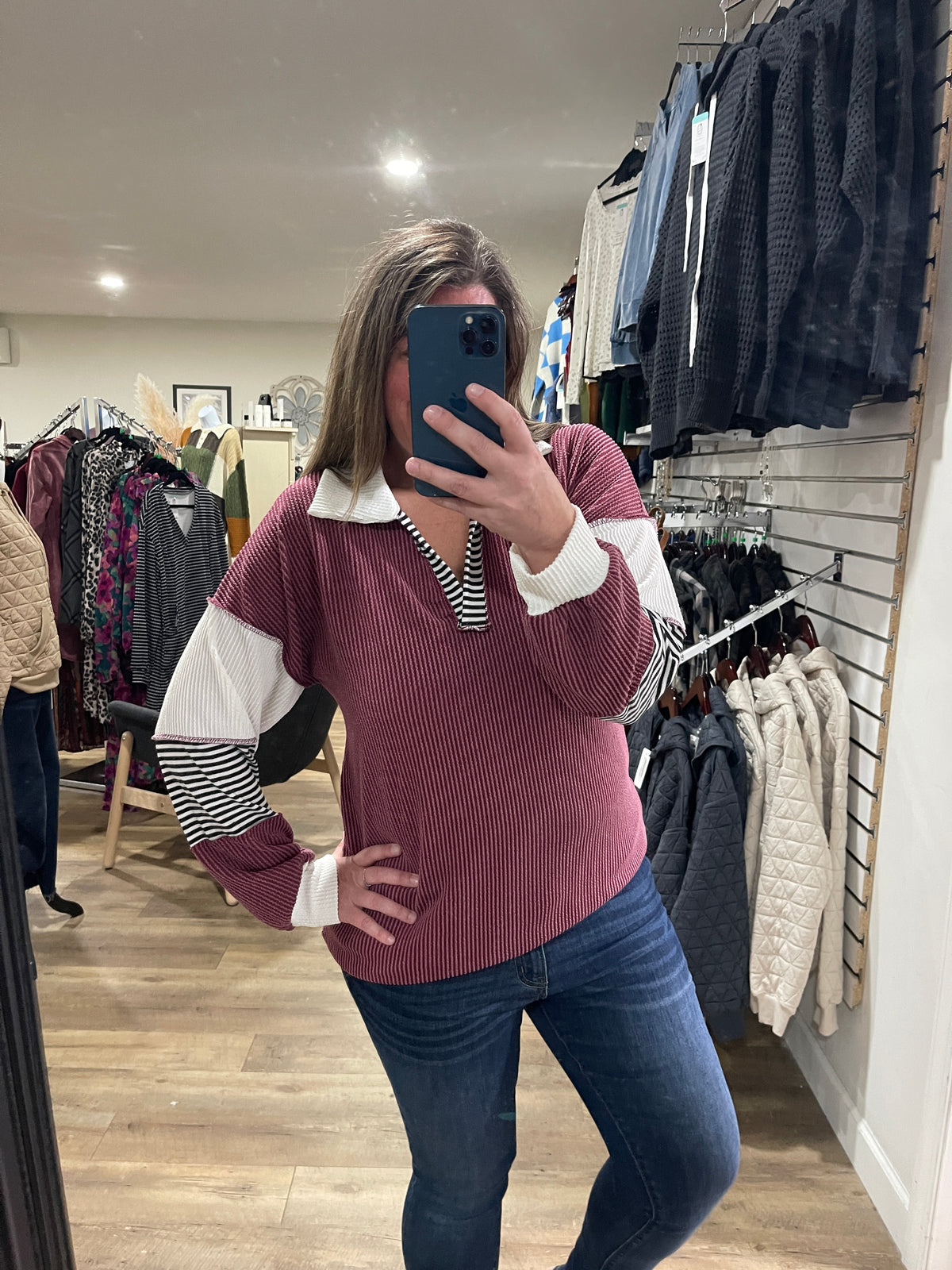 BURGUNDY RAISED RIBBED V NECK CONTAST SLEEVE KNIT TOP