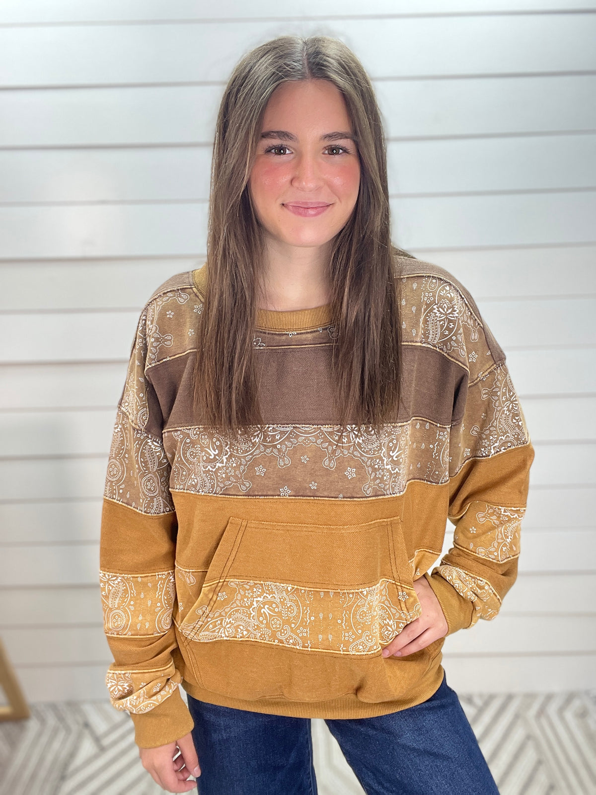 MOCHA PAISELY CONTRAST PULLOVER W/ KANGAROO POCKET