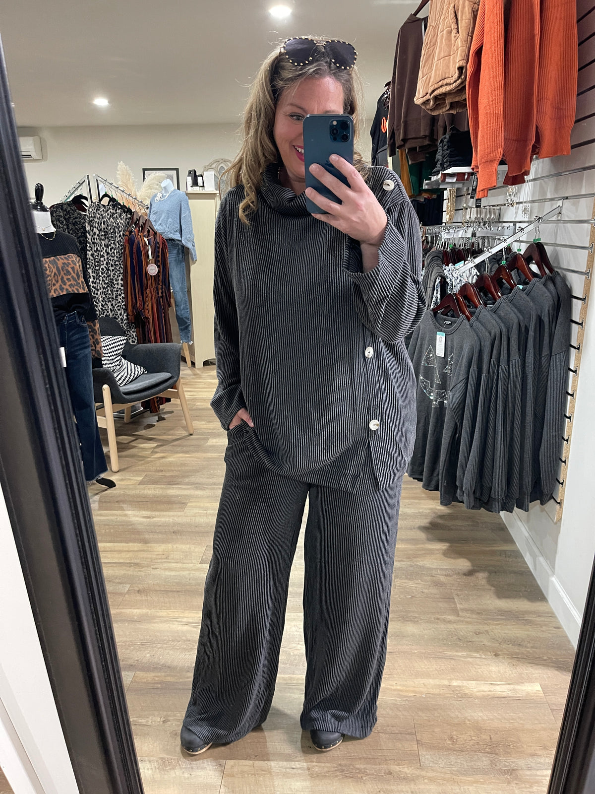 DEAR SCARLETT LAVISH RAISED RIBBED BUTTON TRIM SET - BLACK