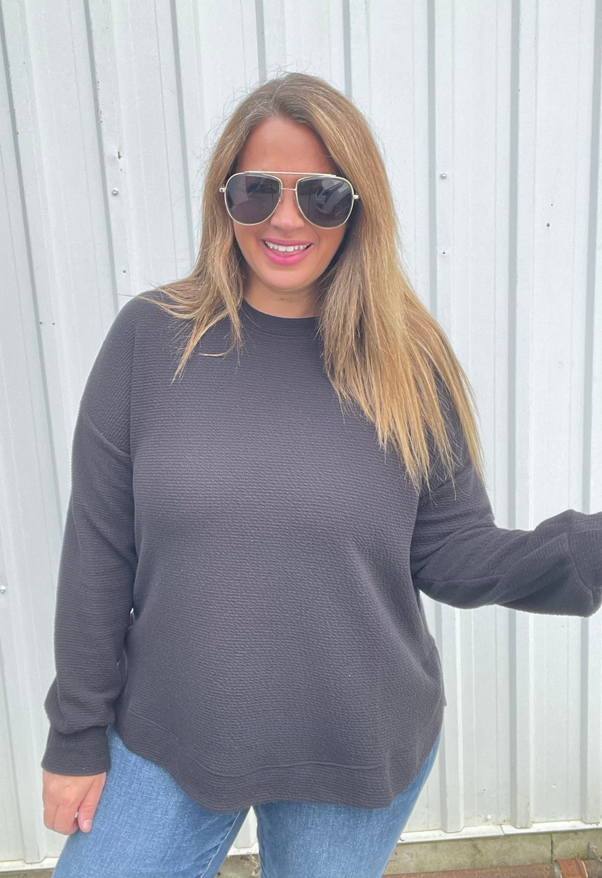 BLACK CLOUD FABRIC CURVED HEM KNIT TOP