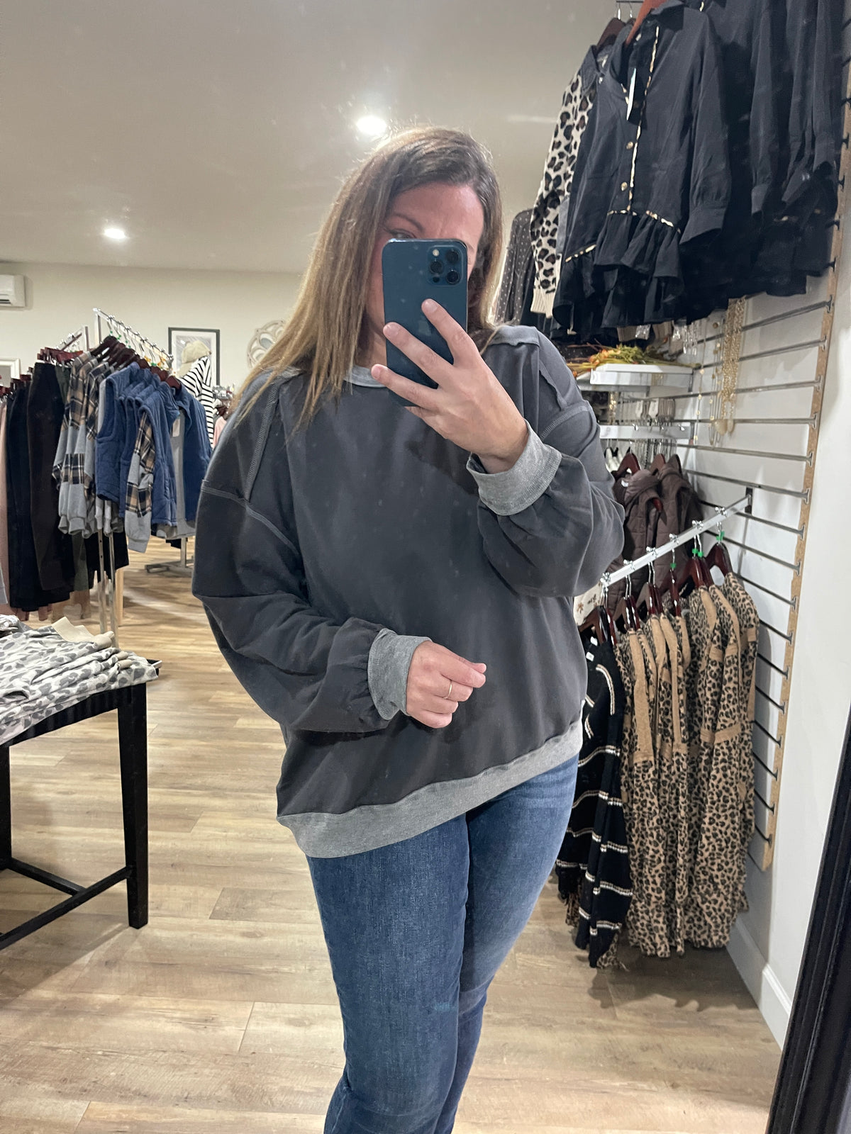 CHARCOAL EXPOSED SEAMS KNIT TOP