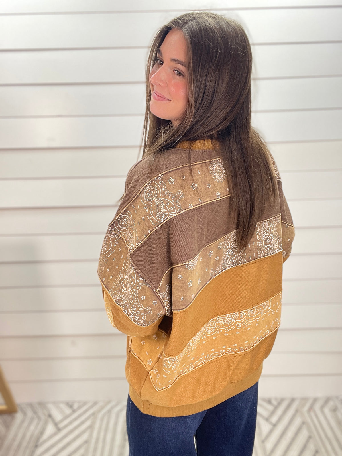 MOCHA PAISELY CONTRAST PULLOVER W/ KANGAROO POCKET