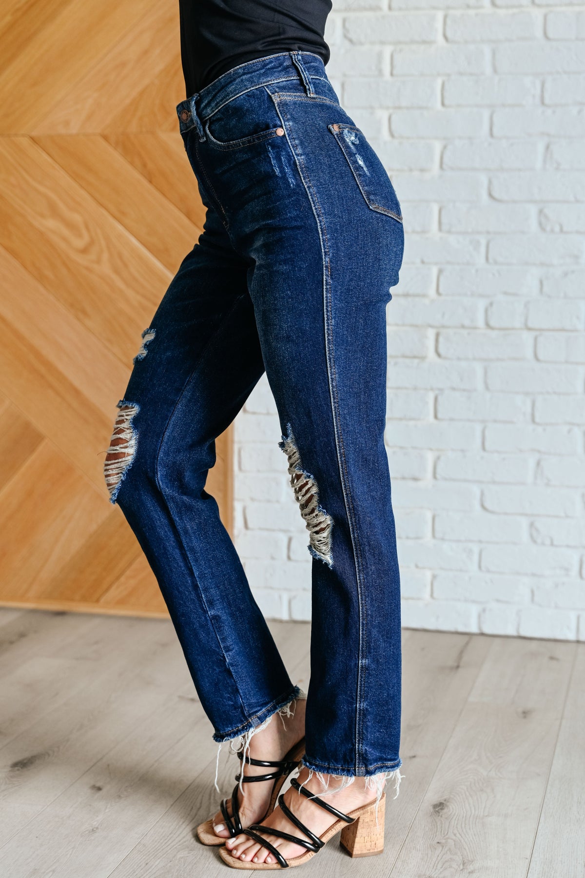 JUDY BLUE HIGH WAIST RIGID MAGIC DISTRESSED STRAIGHT JEAN