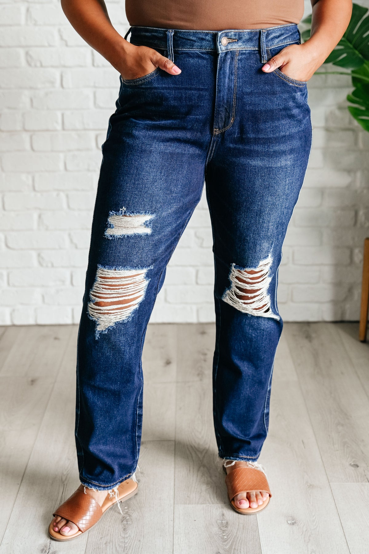 JUDY BLUE HIGH WAIST RIGID MAGIC DISTRESSED STRAIGHT JEAN