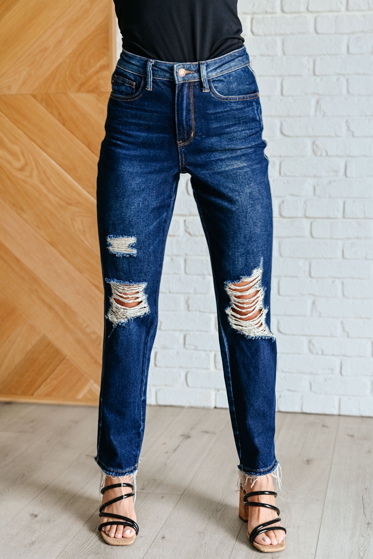 JUDY BLUE HIGH WAIST RIGID MAGIC DISTRESSED STRAIGHT JEAN