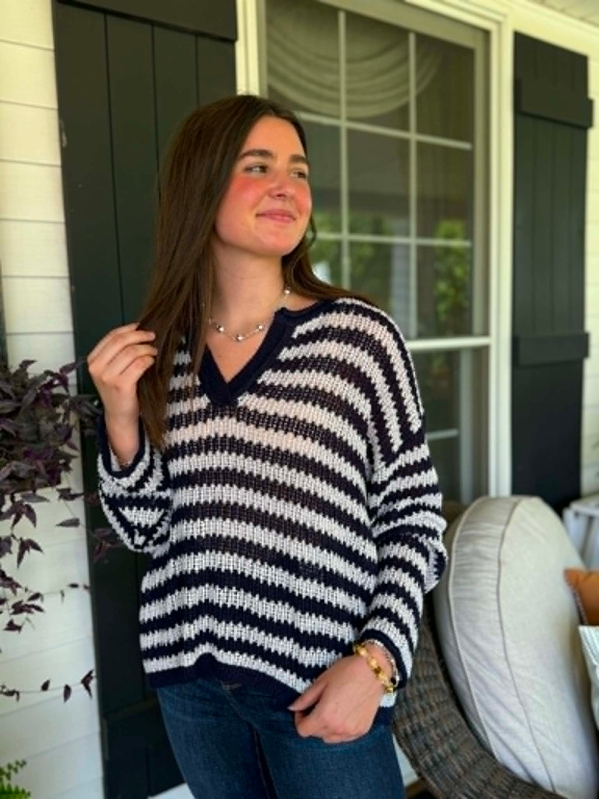 NAVY/WHITE OPEN KNIT LOOSE V NECK SWEATER
