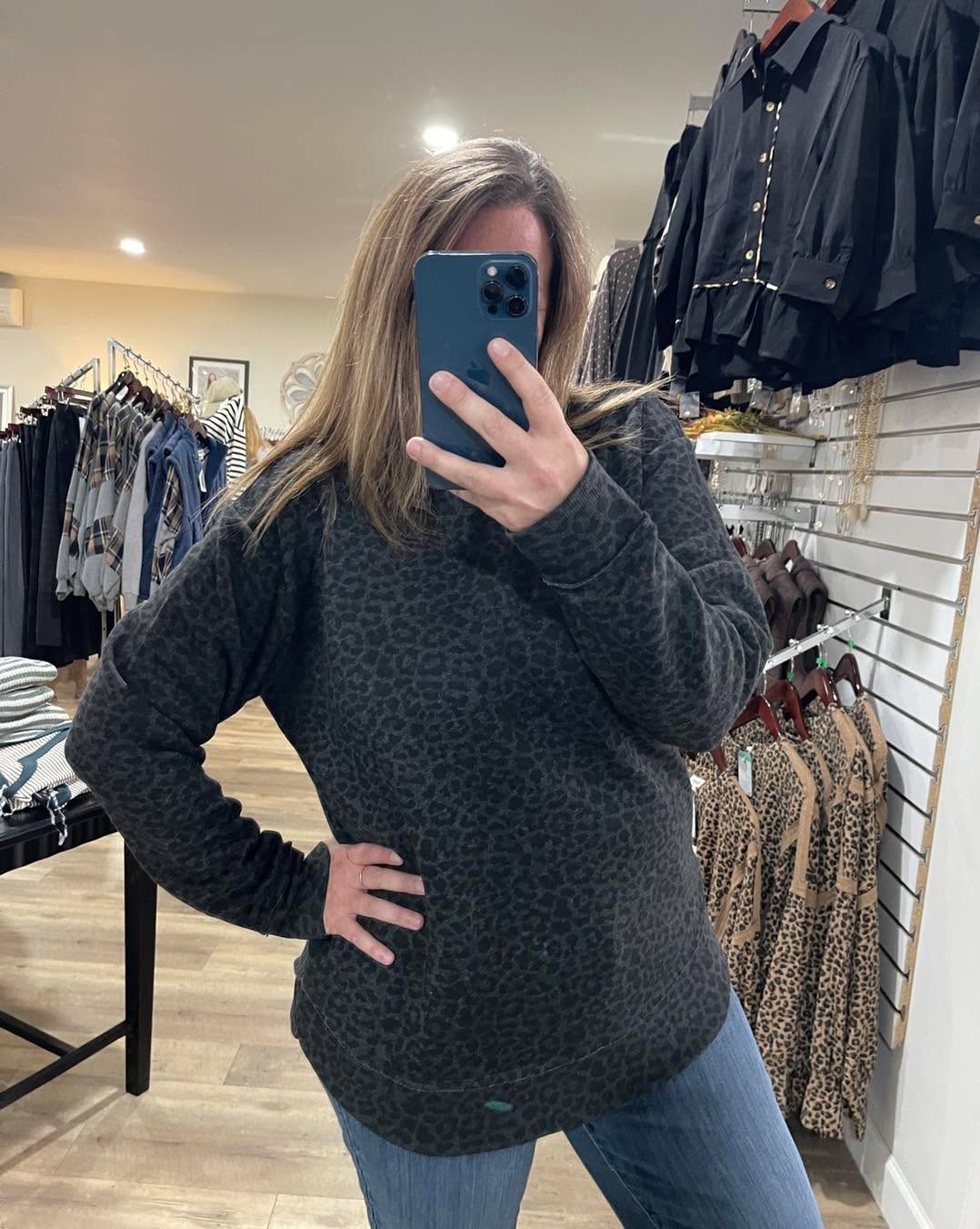 CHARCOAL LEAOPED FLEECE LINED CURVED HEM PULLOVER
