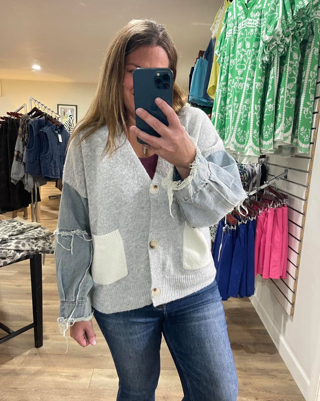 LIGHT GREY V NECK BUTTON CARDIGAN W. DENIM SLEEVES