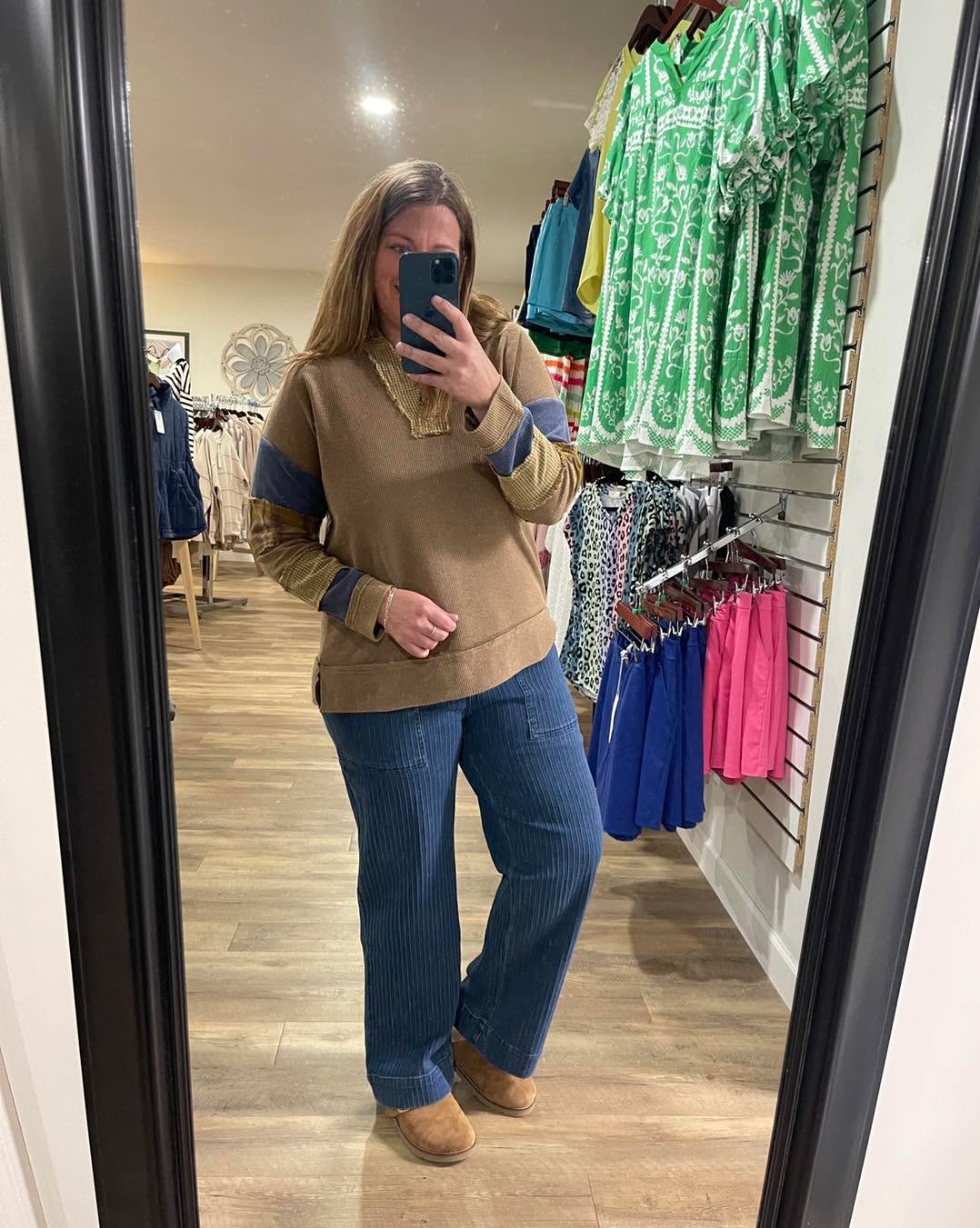 CAMEL WAFFLE TEXTURE COLORBLOCK SLEEVE W/ V NECK GINGHAM TRIM