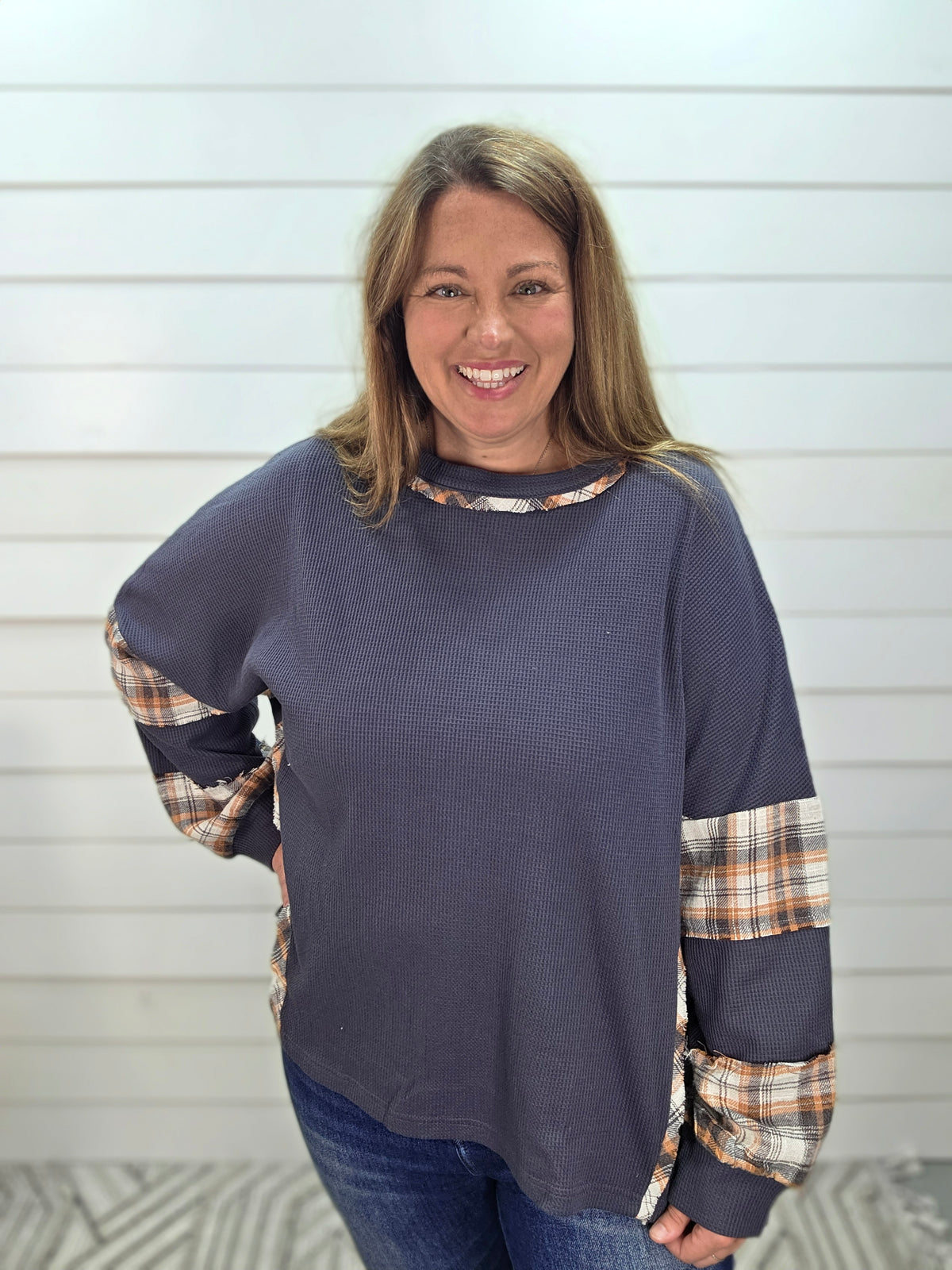 CHARCOAL WAFFLE TEXTURE/PLAID CONTRAST KNIT TOP