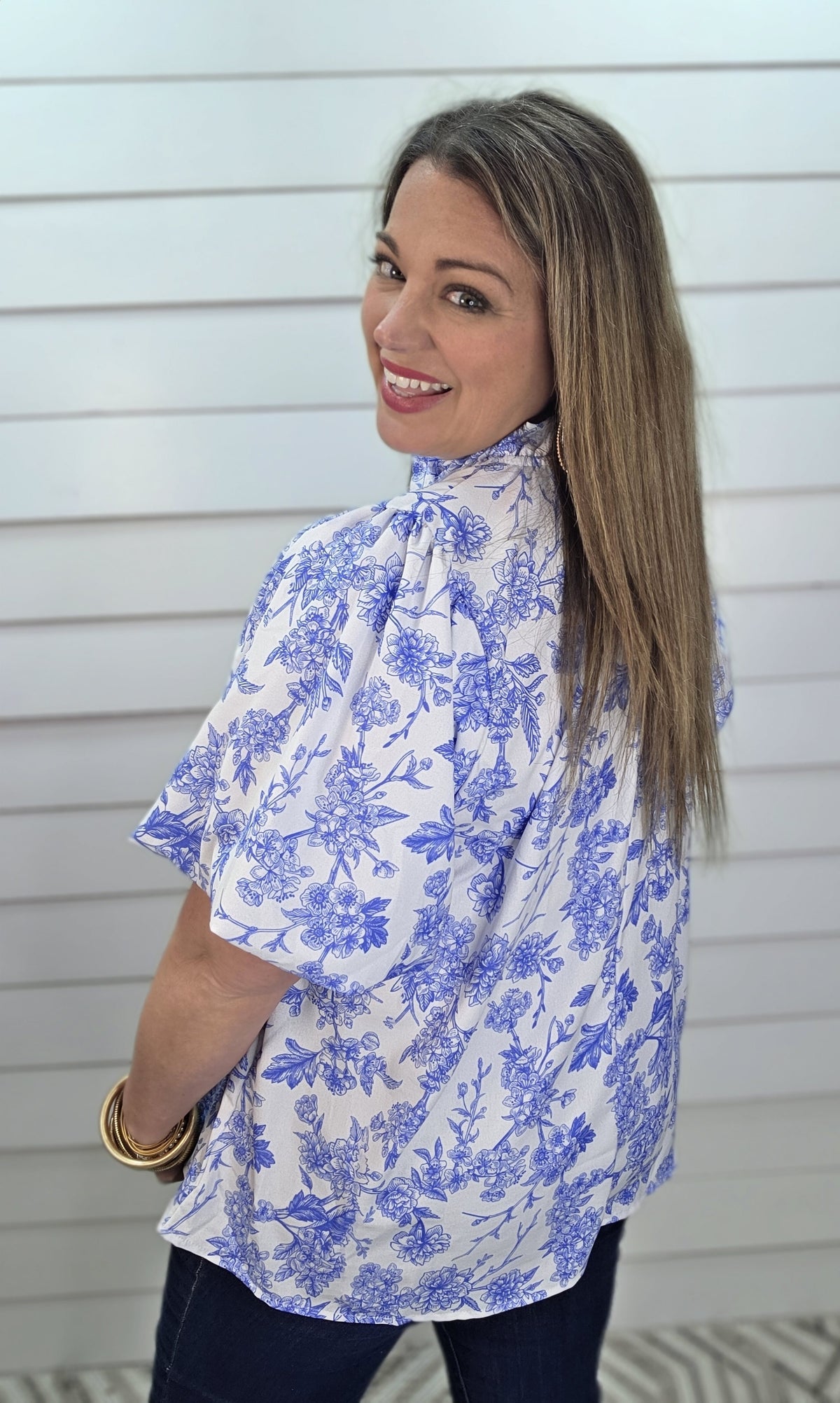 WHITE/BLUE FLORAL WOVEN TOP W/ BUBBLE SLEEVE & FRILL COLLAR