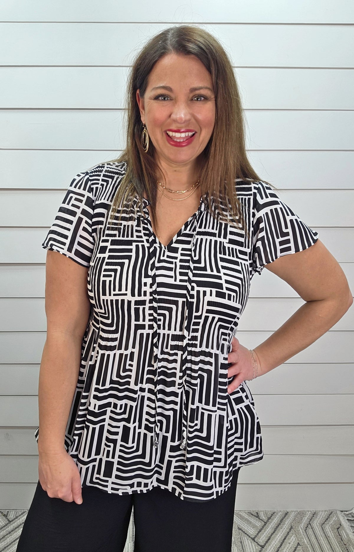 BLACK/WHITE GEO PRINT LOOSE SMOCK WOVEN TOP
