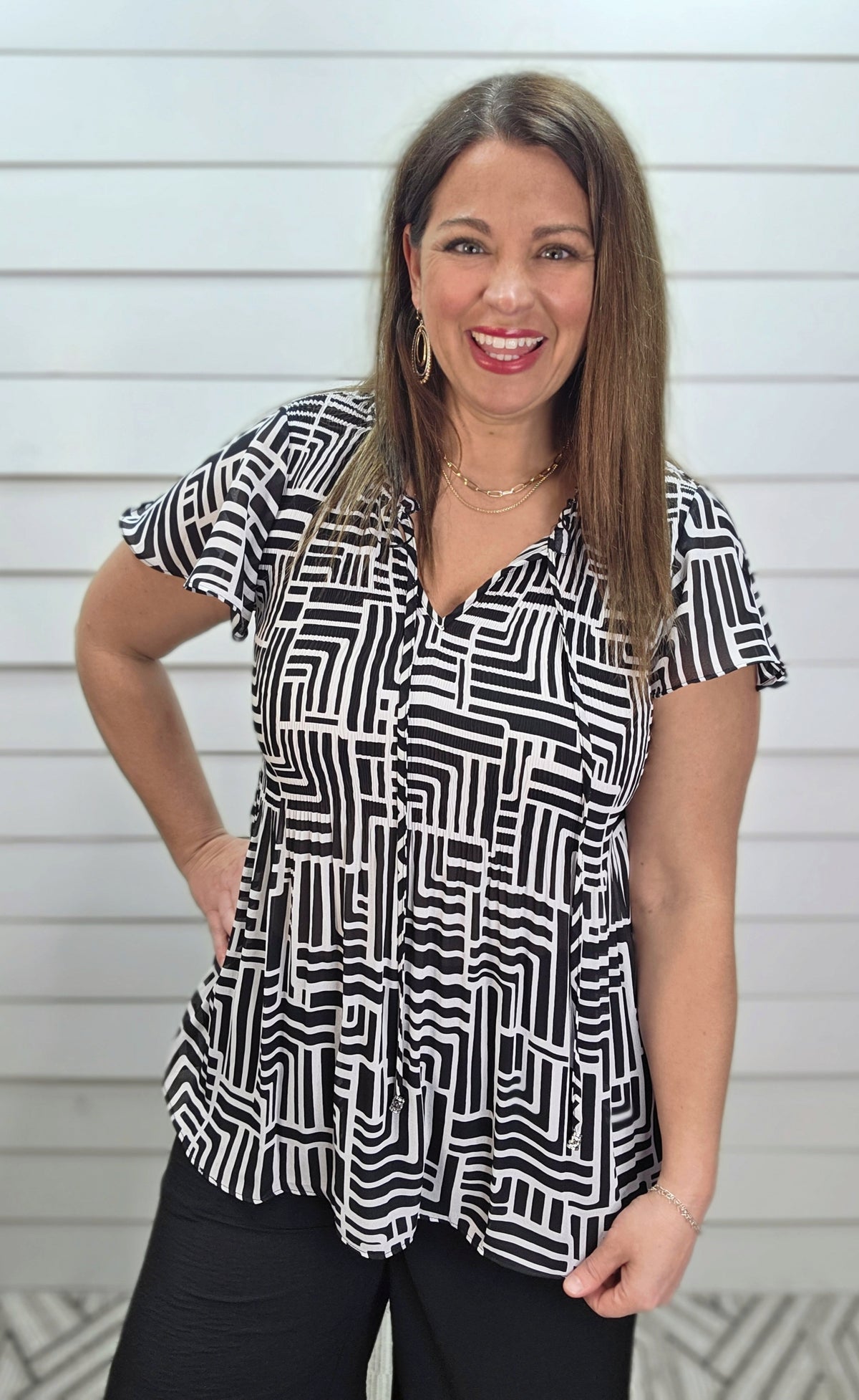 BLACK/WHITE GEO PRINT LOOSE SMOCK WOVEN TOP