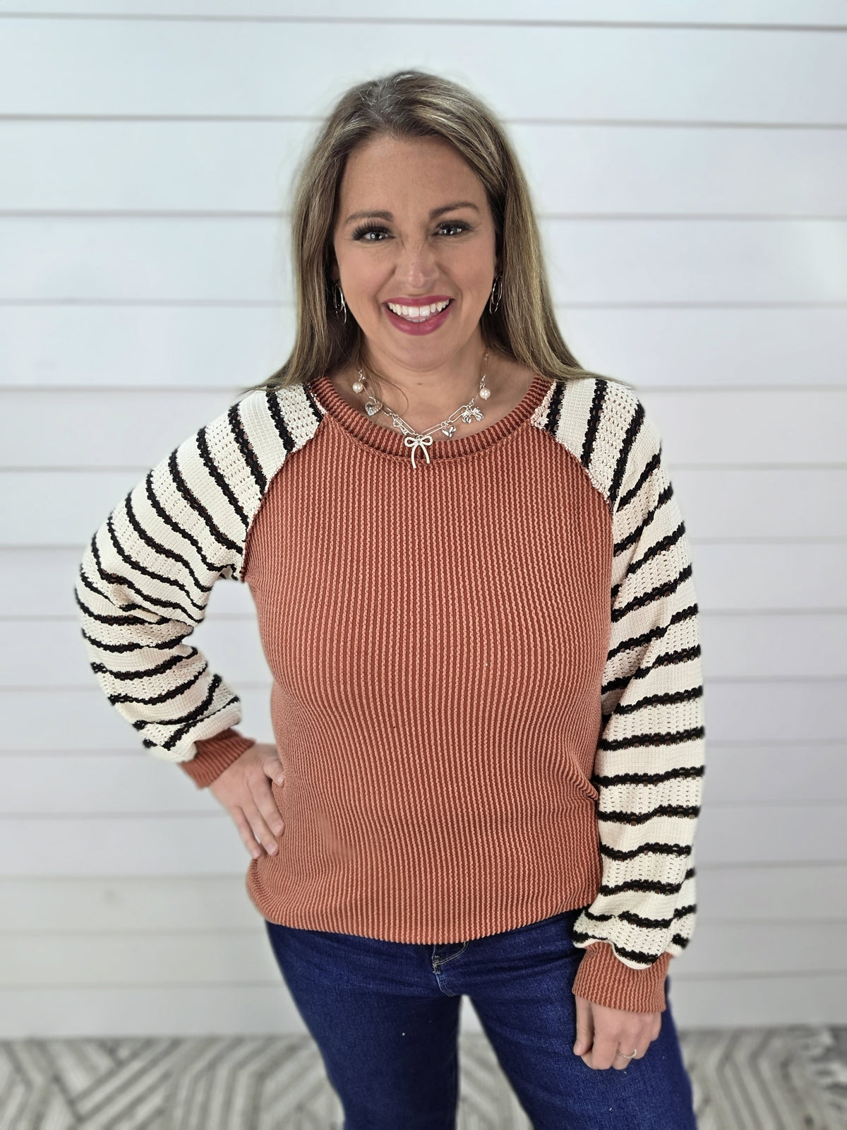RUST RAISED RIBBED/STRIPED CONTRAST SLEEVE KNIT TOP