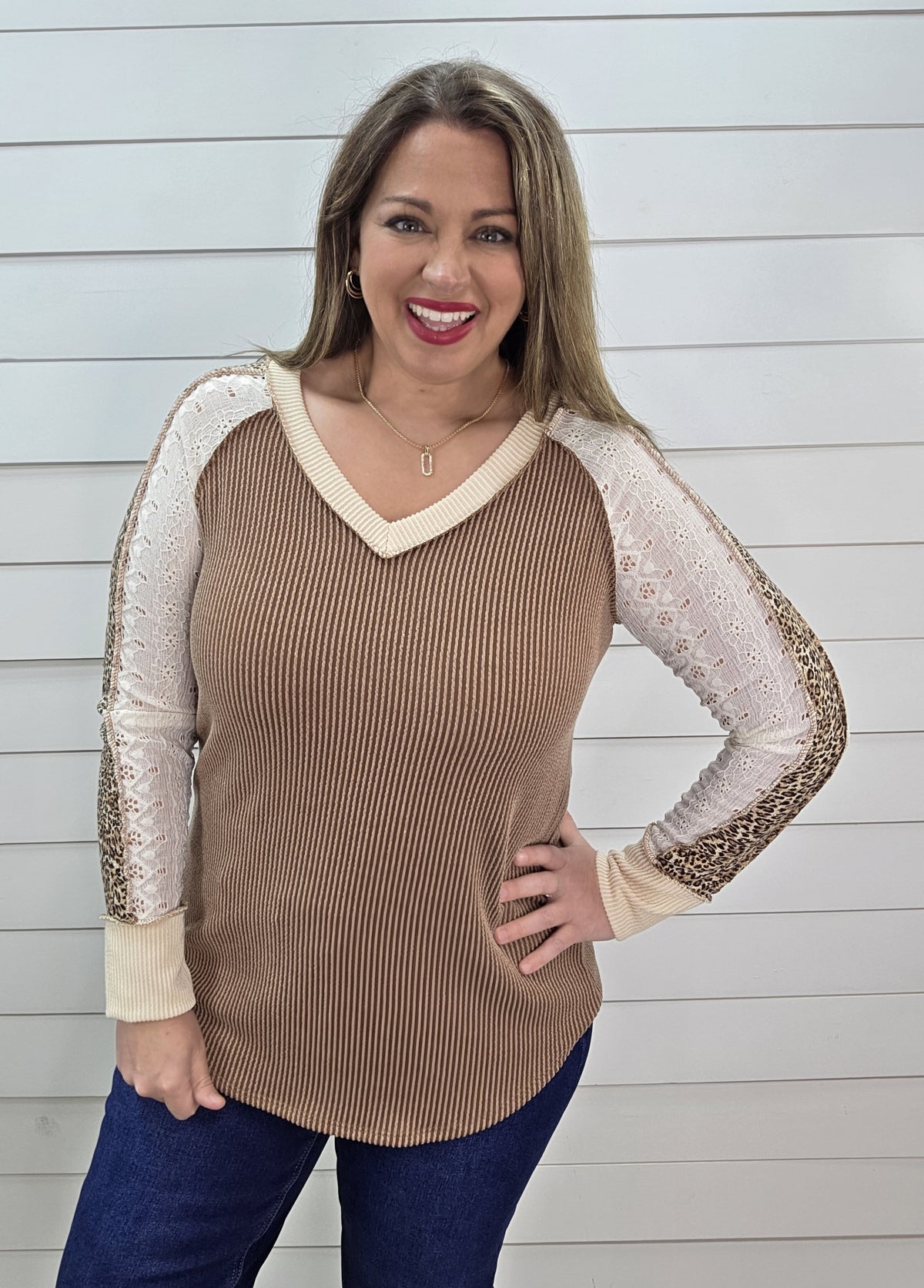 CHESTNUT RAISED RIBBED V NECK TOP W/ LACE/ANIMAL SLEEVE
