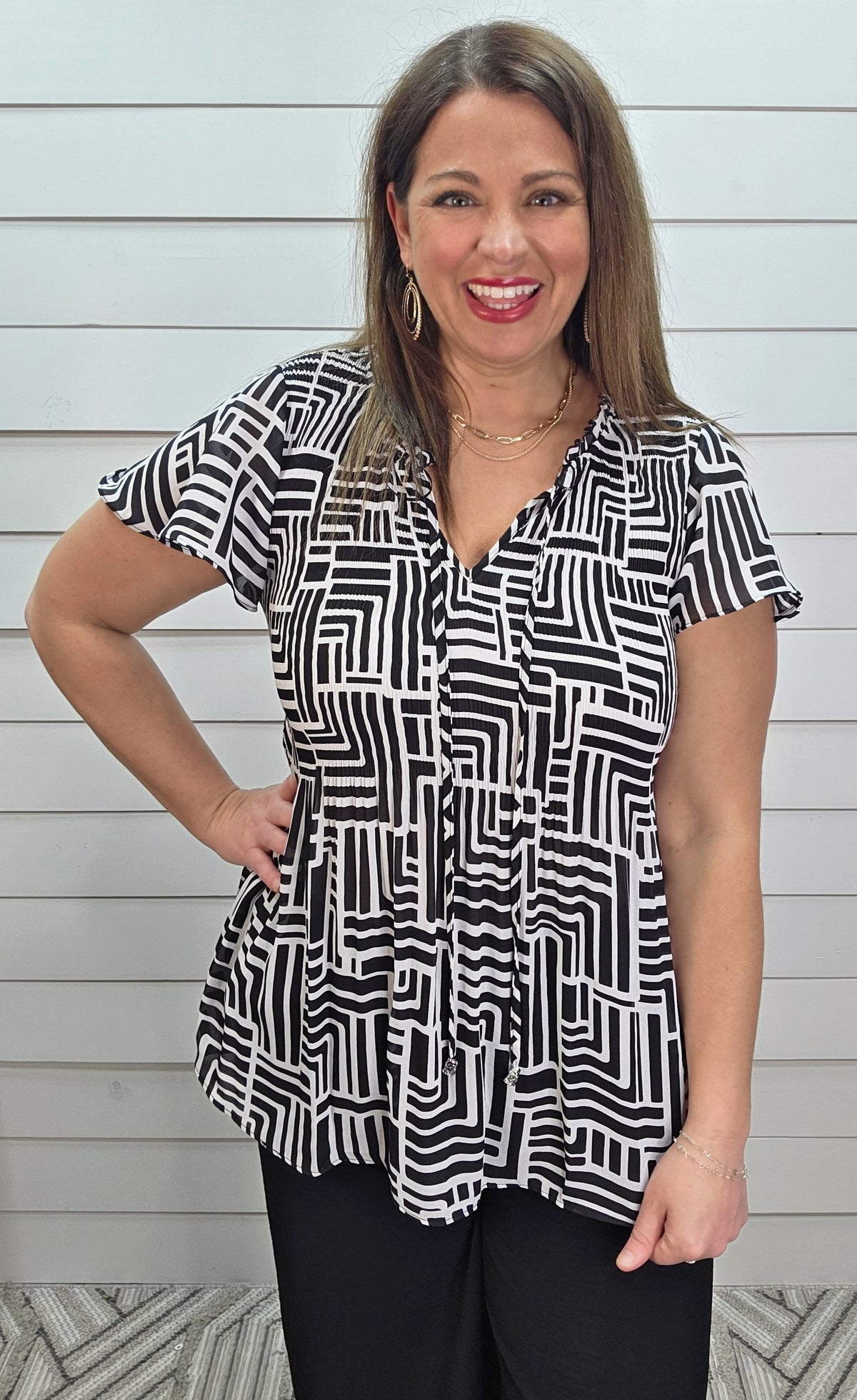 BLACK/WHITE GEO PRINT LOOSE SMOCK WOVEN TOP