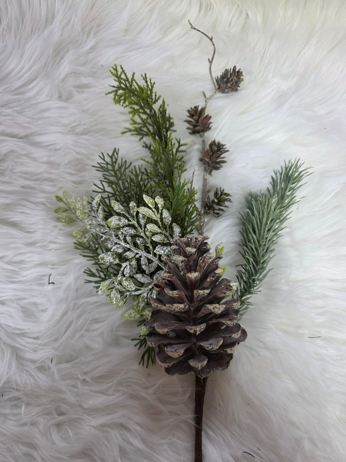 grhse - MIXED GREENERY W/ PINECONES
