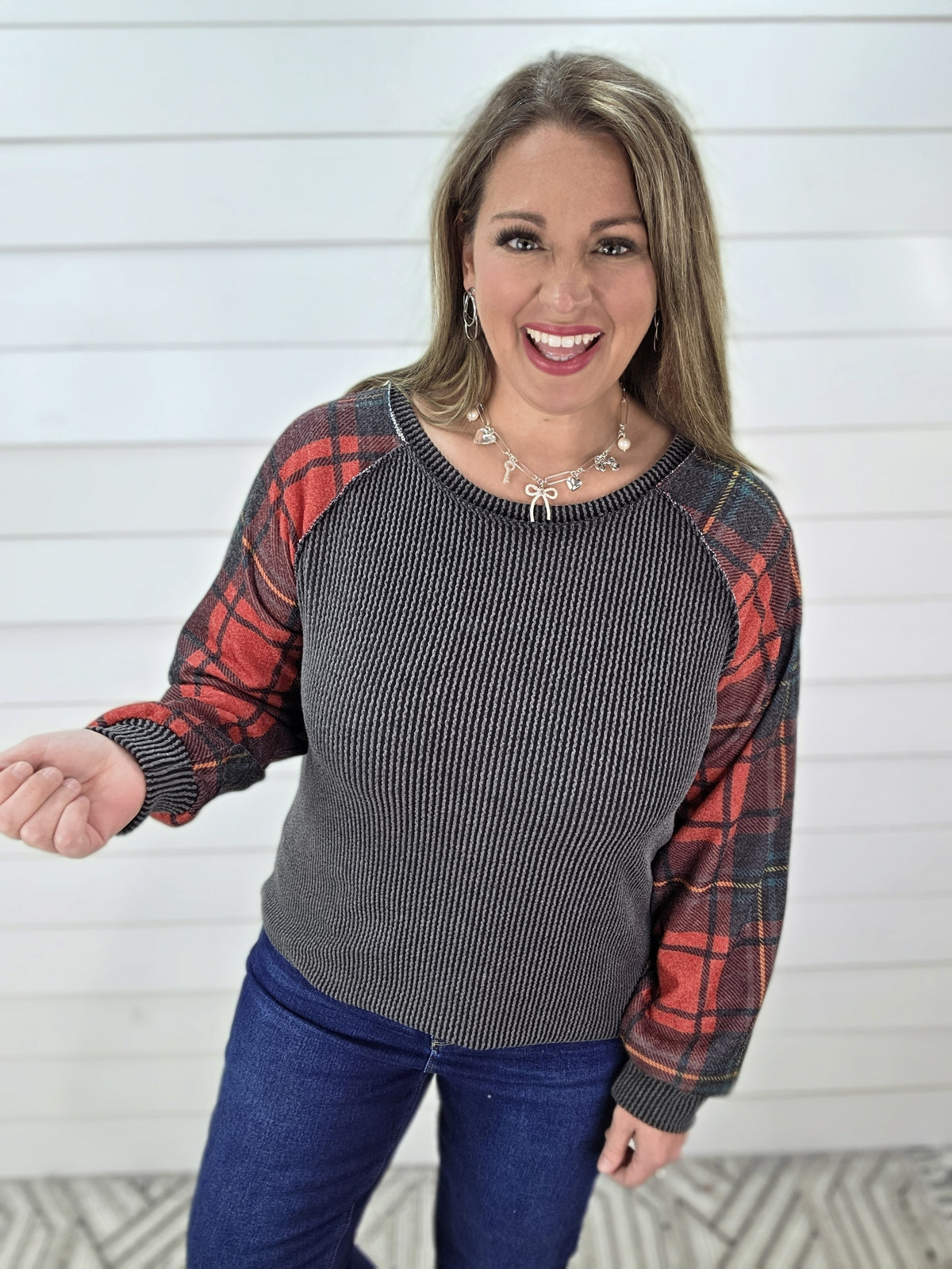 CHARCOAL RAISED RIBEED/PLAID SLEEVE CONTRAST TOP