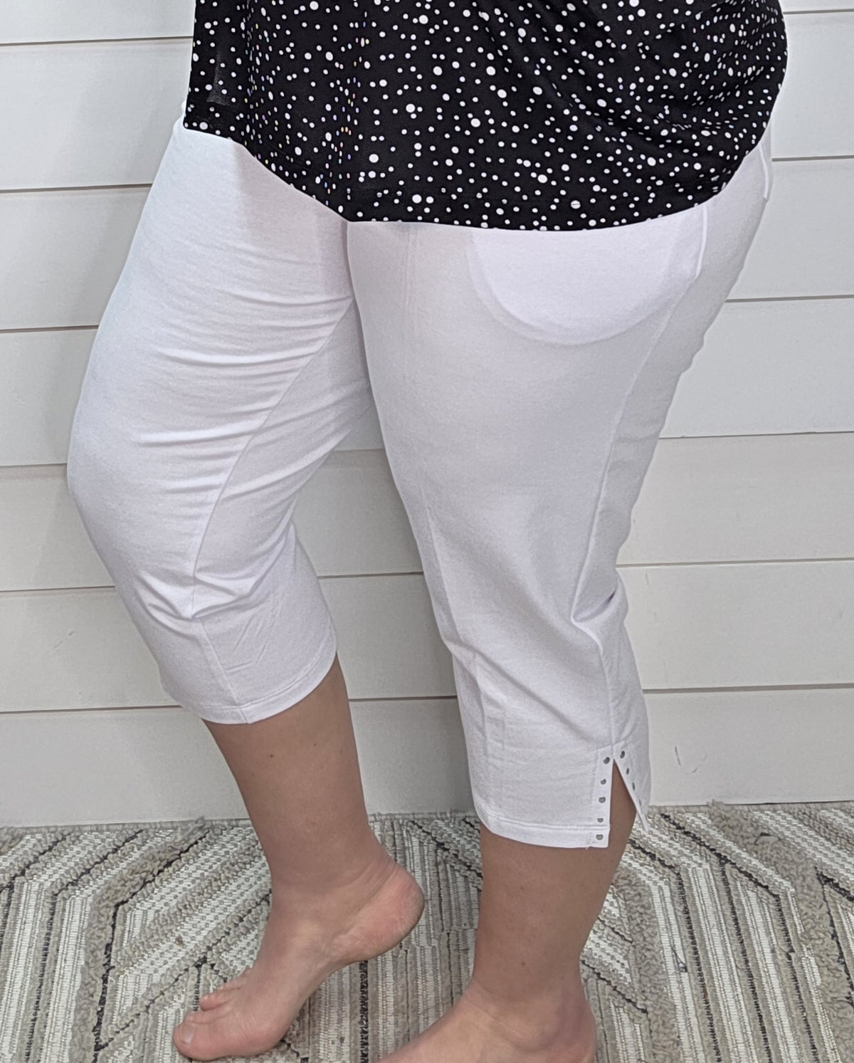 WHITE KNIT PULLON CAPRIS W/ SPLIT HEM