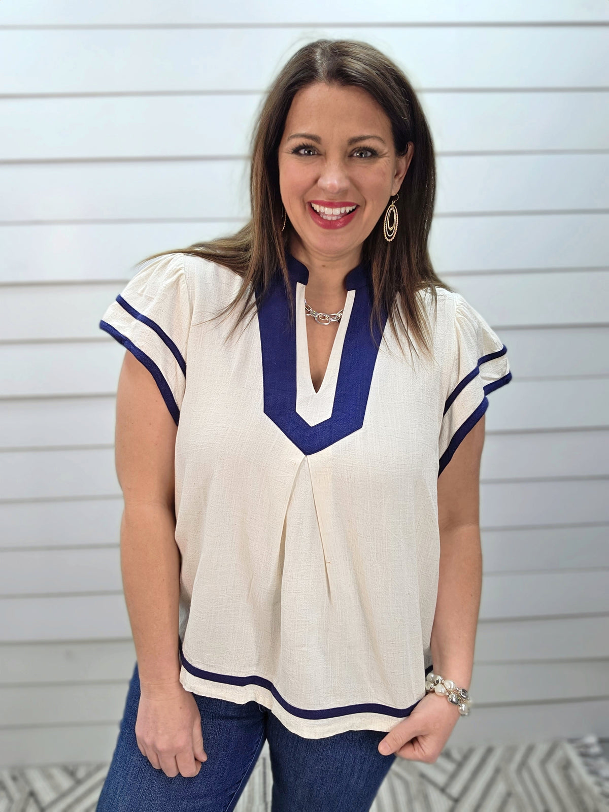OATMEAL/NAVY LINEN V NECK TOP