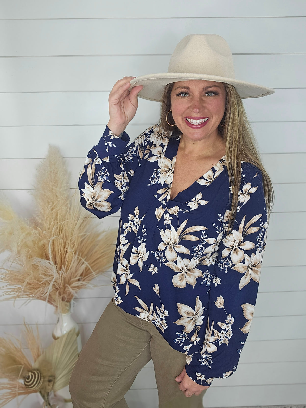 NAVY/TAUPE V NECK LONG SLEEVE KNIT TOP