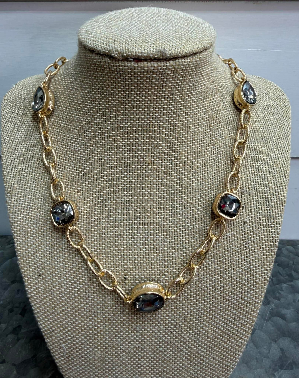 GOLD TEXTURED CHAIN WITH TEARDROP BLACK DIAMOND STONE ACCENT