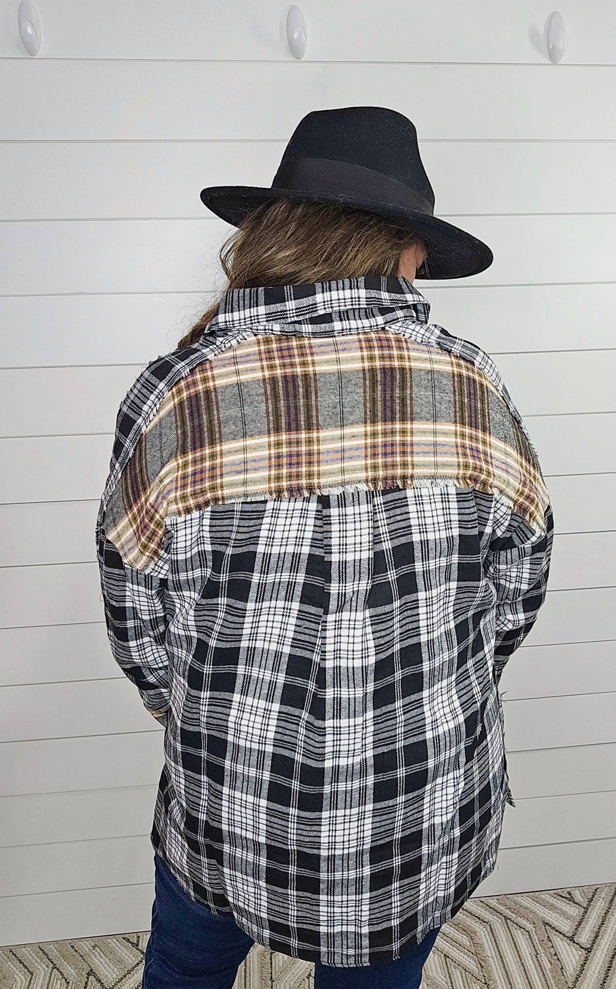 BLACK/WHITE PLAID CONTRAST FLANNEL BUTTON DOWN