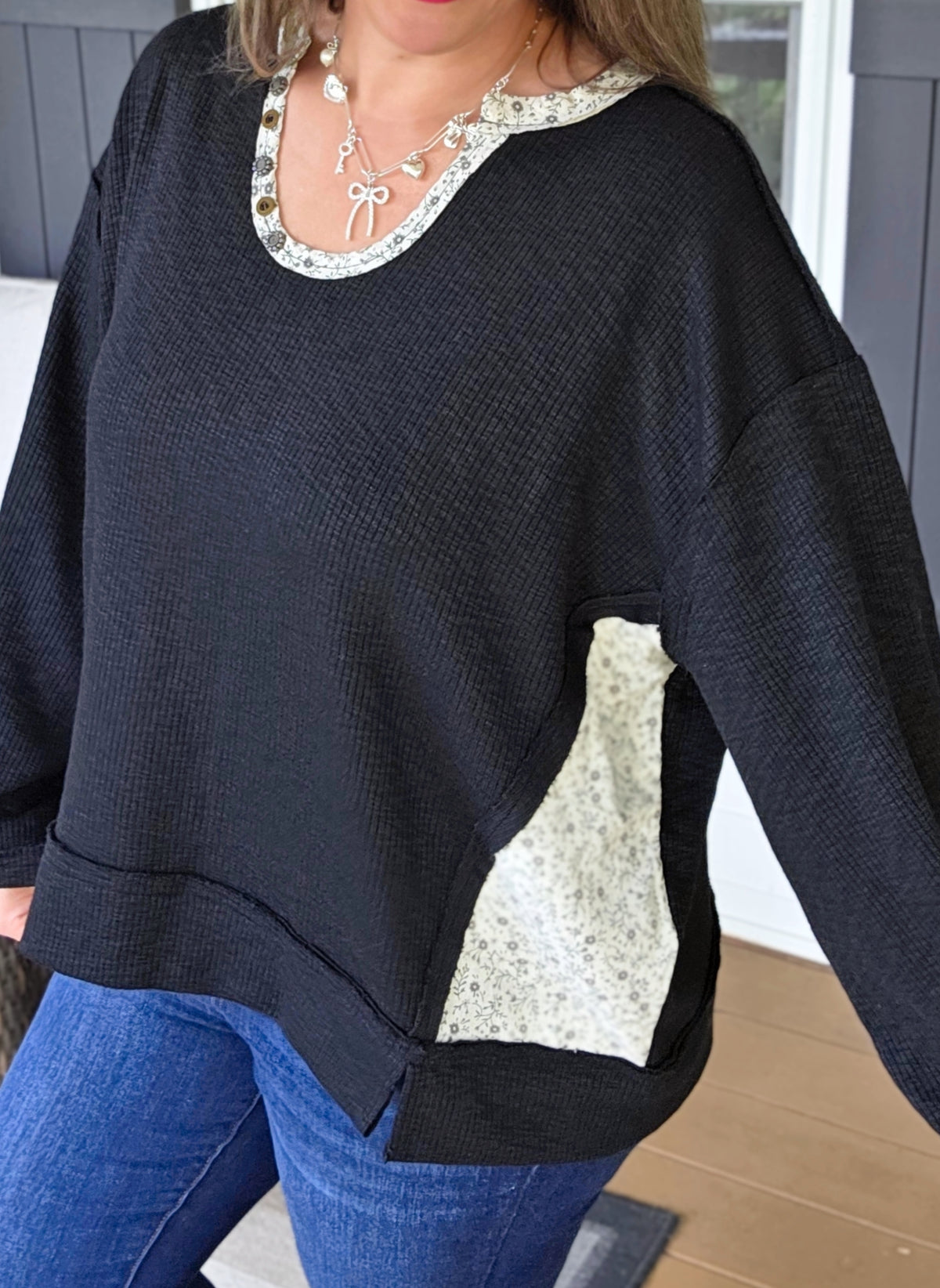 POL BLACK/FORAL CONTRAST OVERSIZED TOP W/ U SCOOP NECK AND BUTTON TRIM