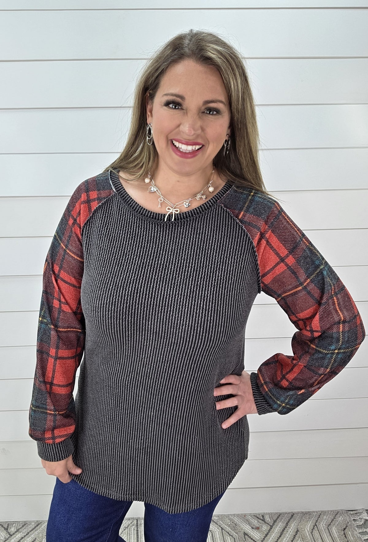 CHARCOAL RAISED RIBEED/PLAID SLEEVE CONTRAST TOP