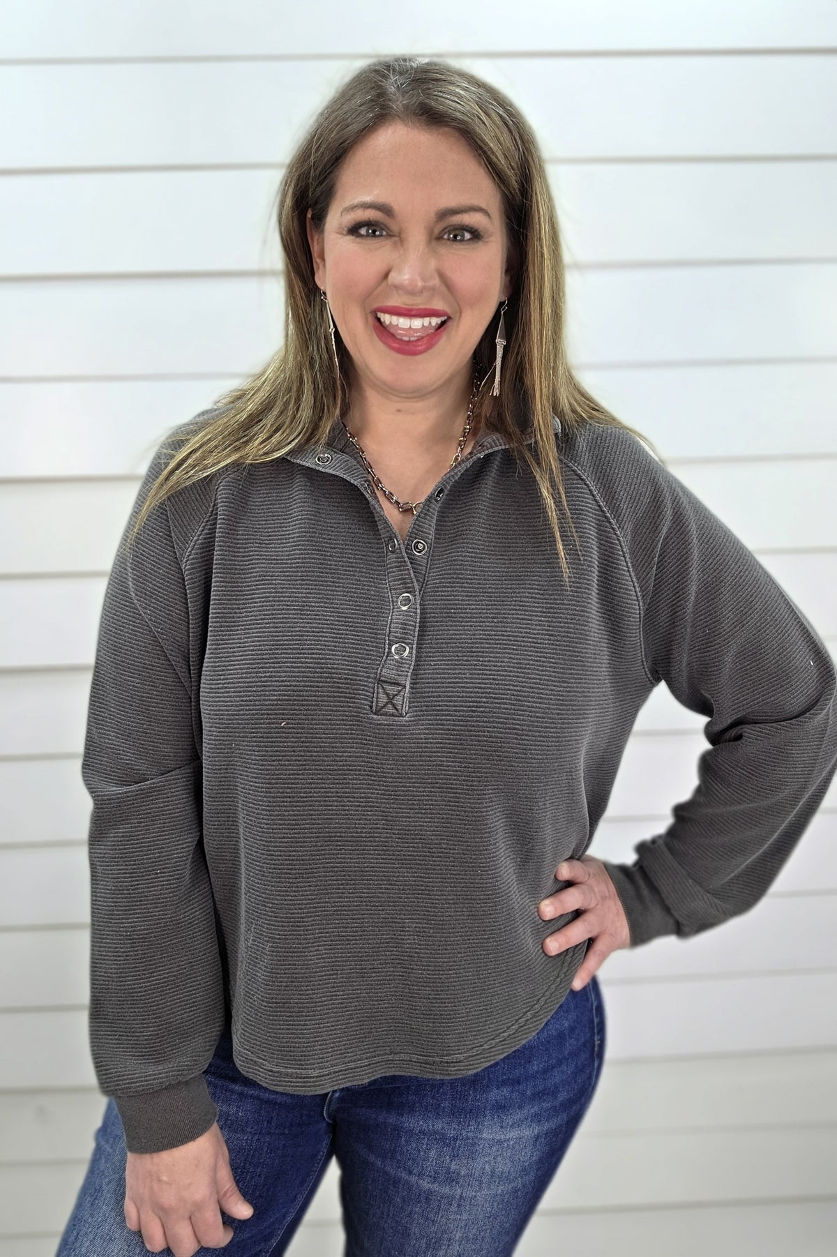 CHARCOAL TEXTURED SNAP BUTTON KNIT TOP