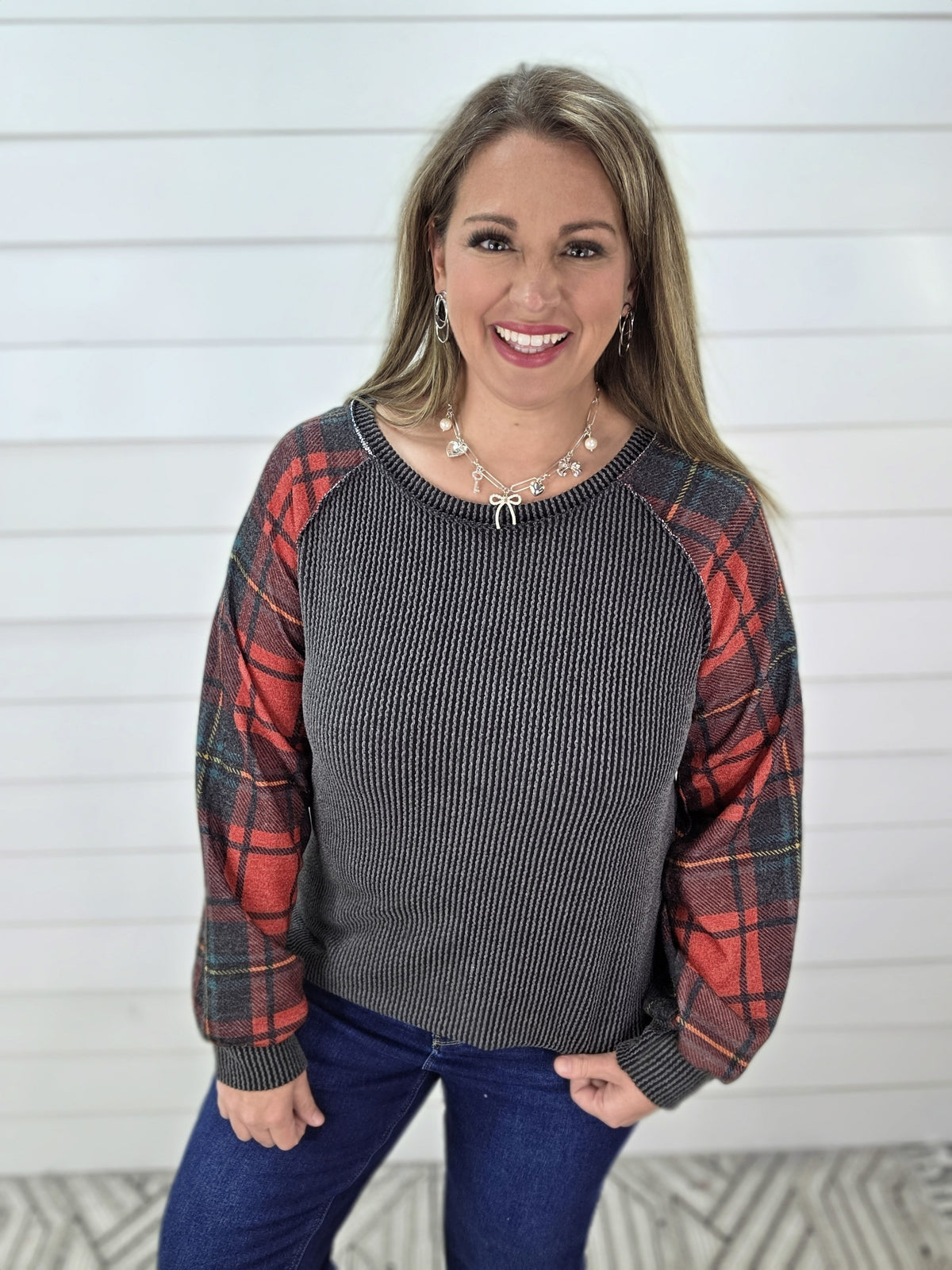CHARCOAL RAISED RIBEED/PLAID SLEEVE CONTRAST TOP