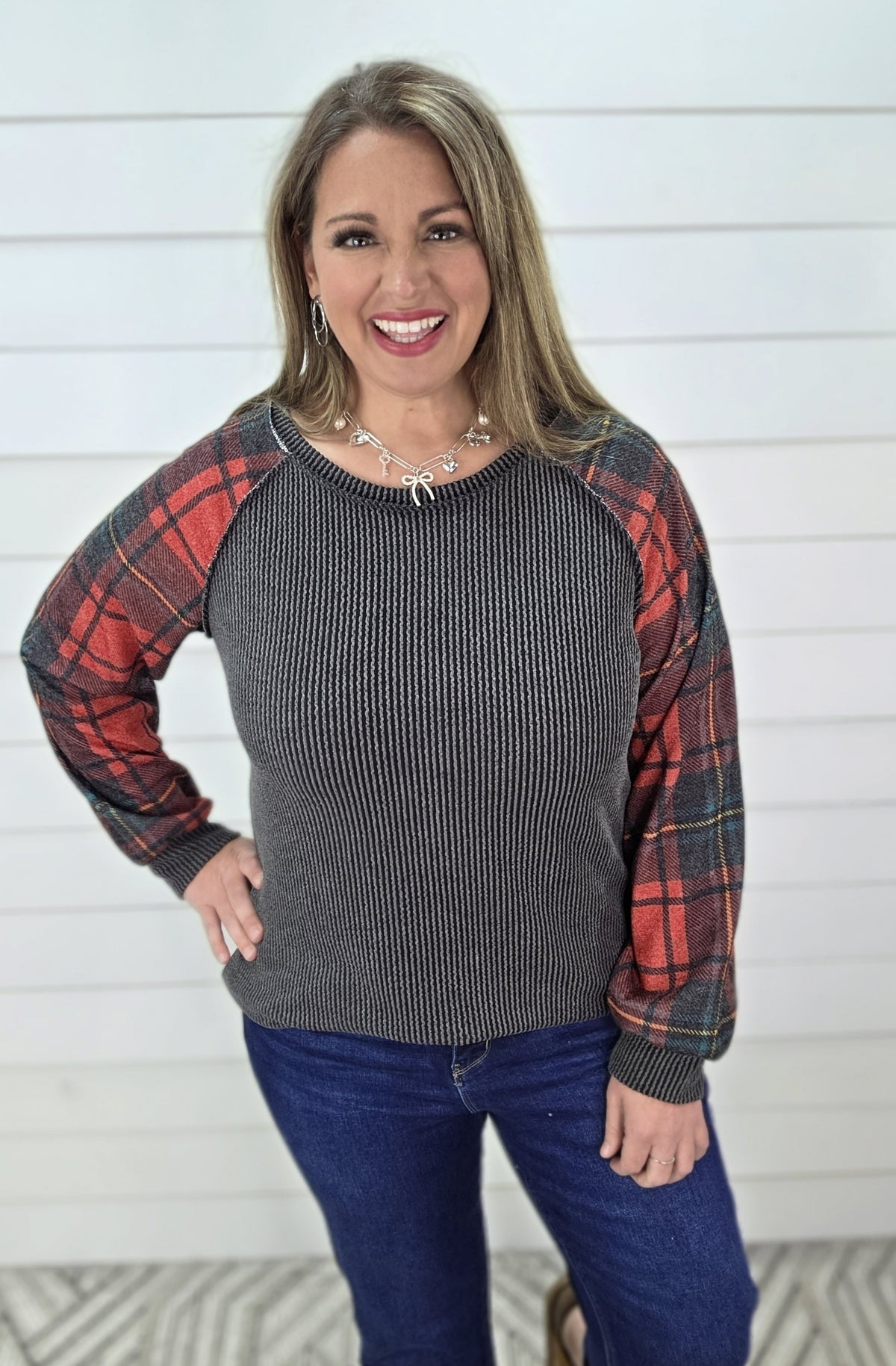 CHARCOAL RAISED RIBEED/PLAID SLEEVE CONTRAST TOP