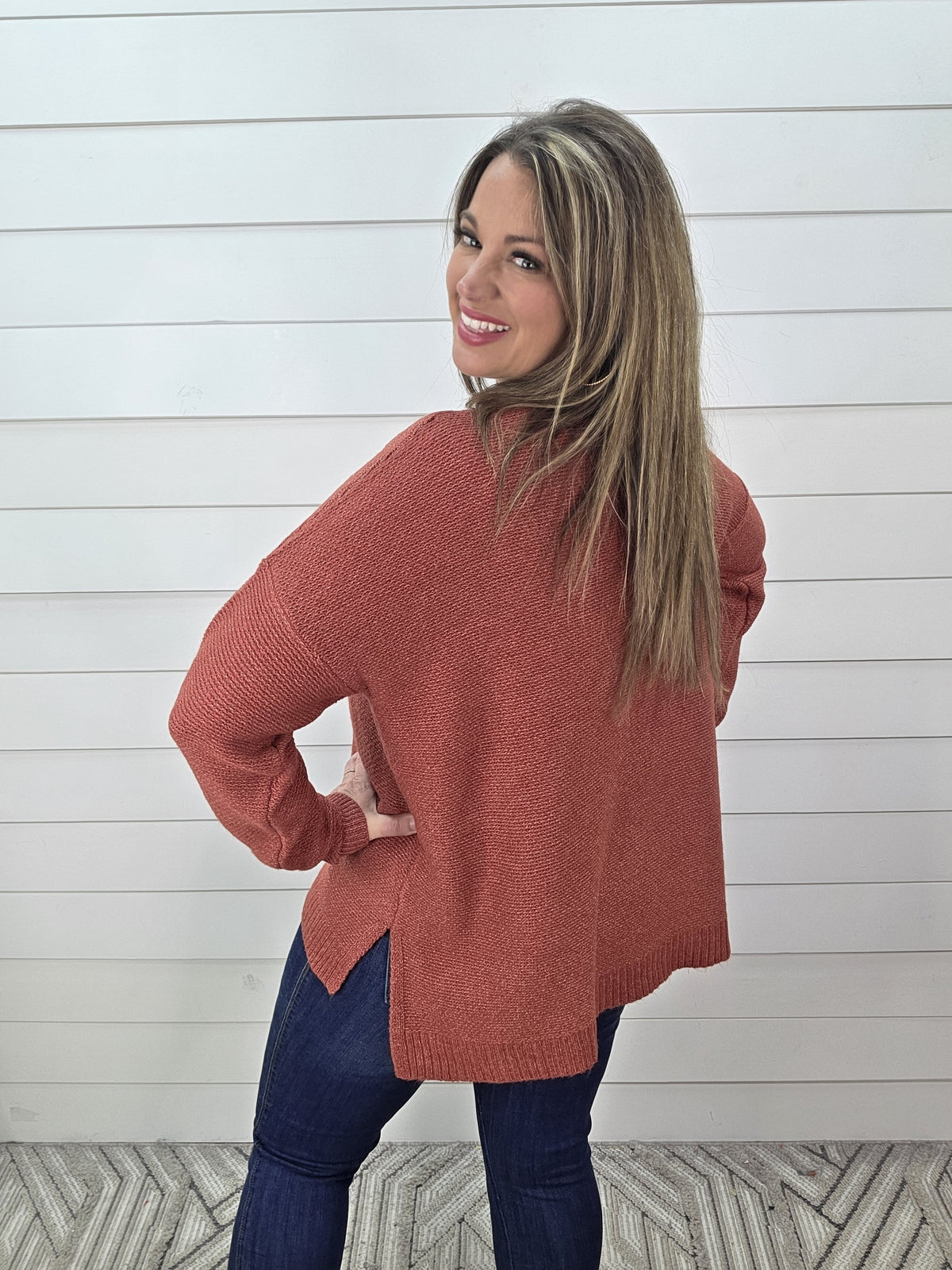 BRICK MARBLED SIDE SLIT MOCK NECK SWEATER