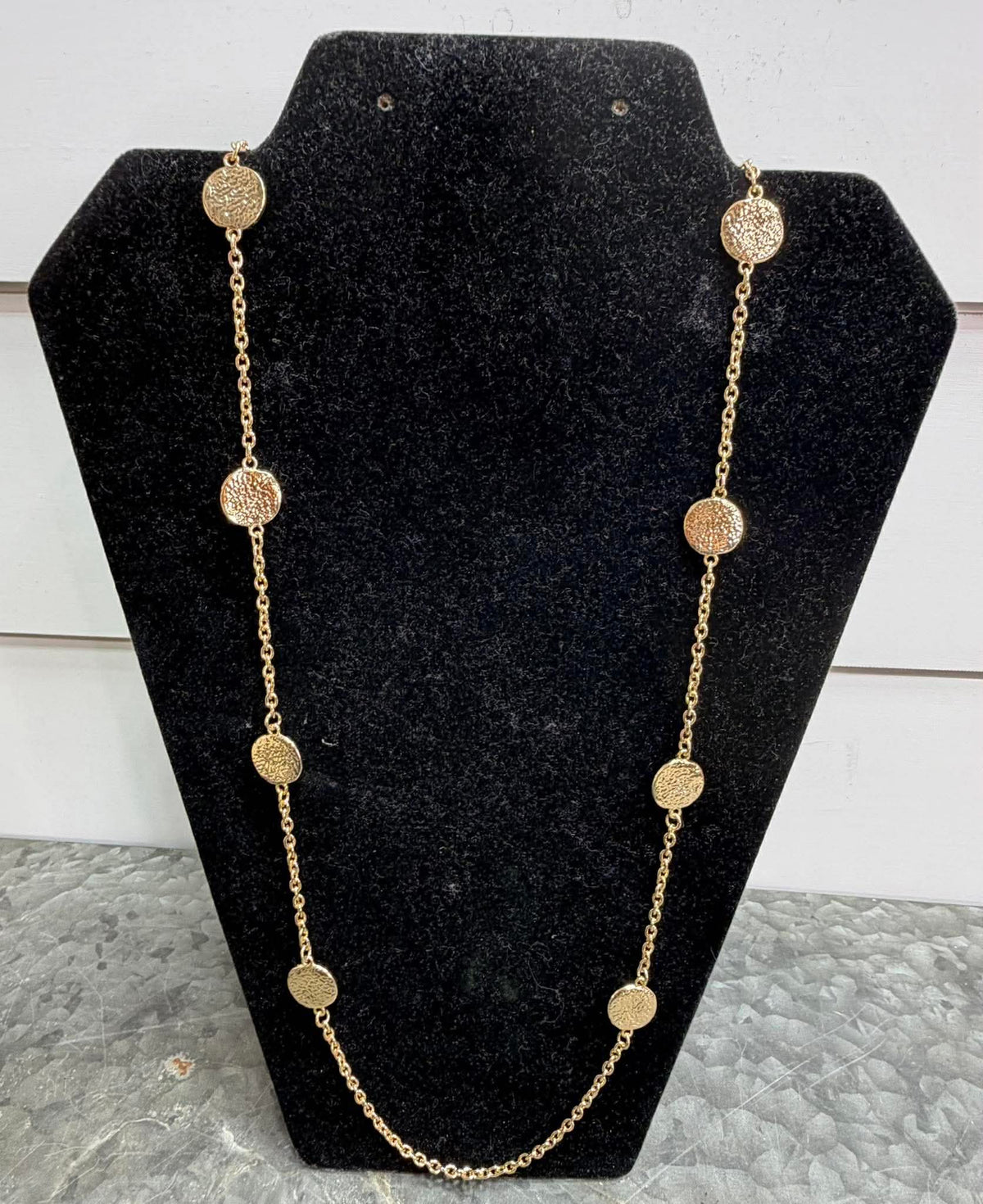 GOLD HAMMERED CIRCLE 32" NECKLACE