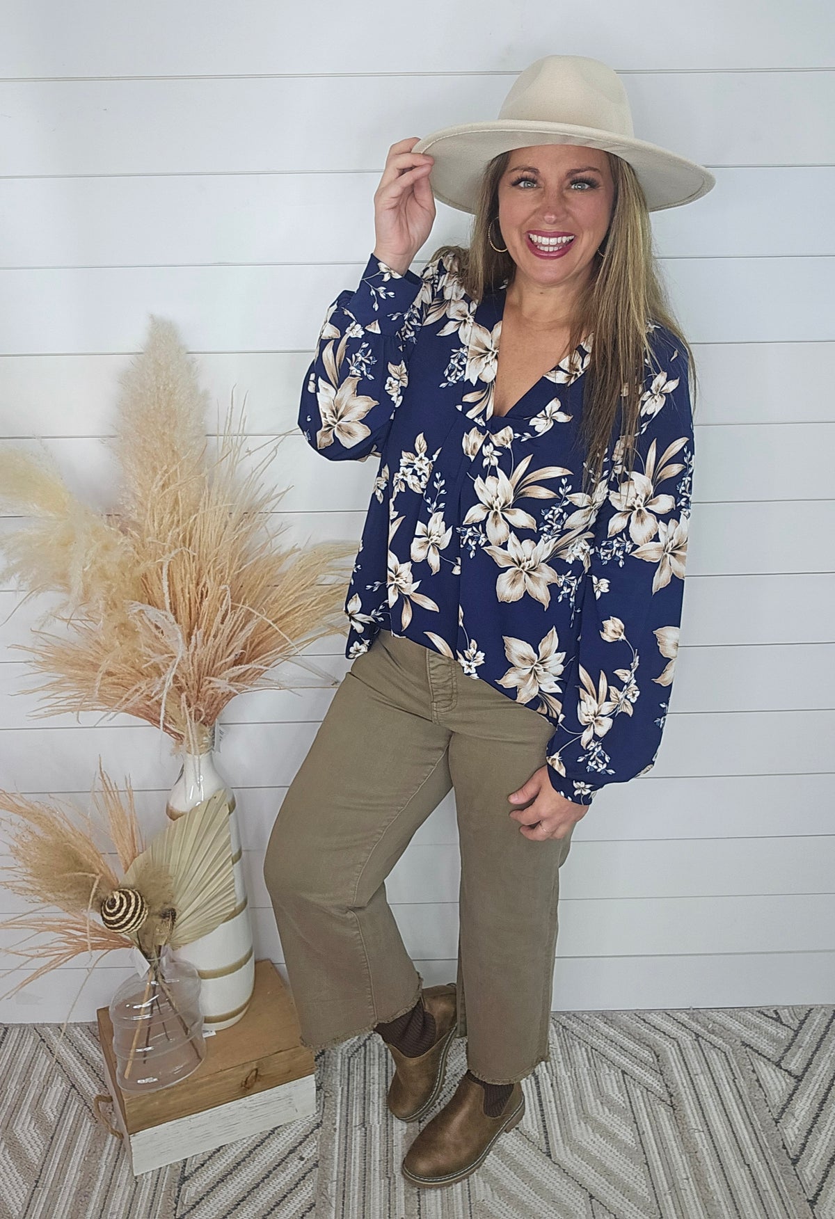 NAVY/TAUPE V NECK LONG SLEEVE KNIT TOP