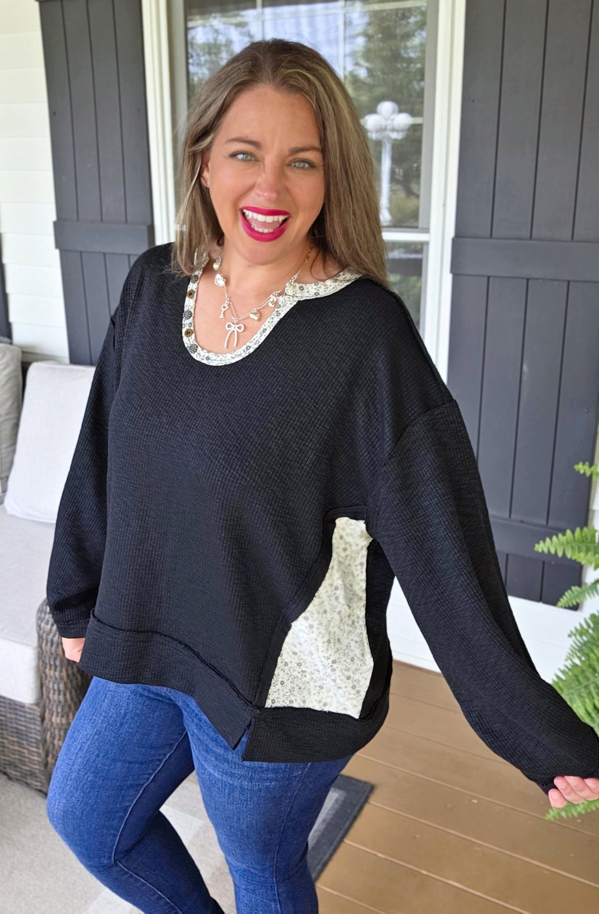 POL BLACK/FORAL CONTRAST OVERSIZED TOP W/ U SCOOP NECK AND BUTTON TRIM