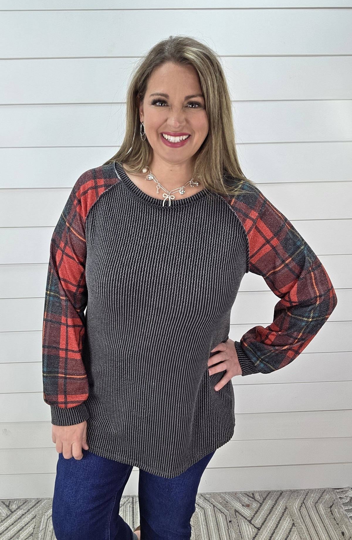 CHARCOAL RAISED RIBEED/PLAID SLEEVE CONTRAST TOP